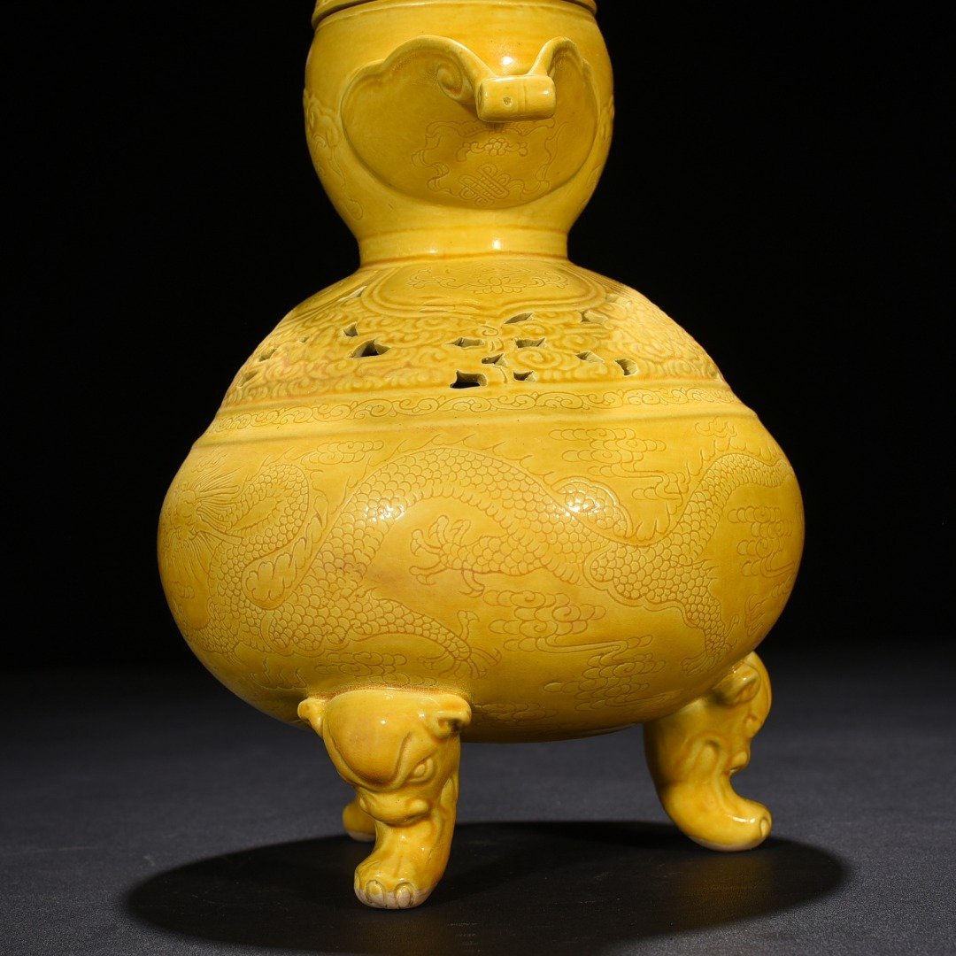 Qing Dynasty Yongzheng delicate yellow glaze hollow smoker with dragon