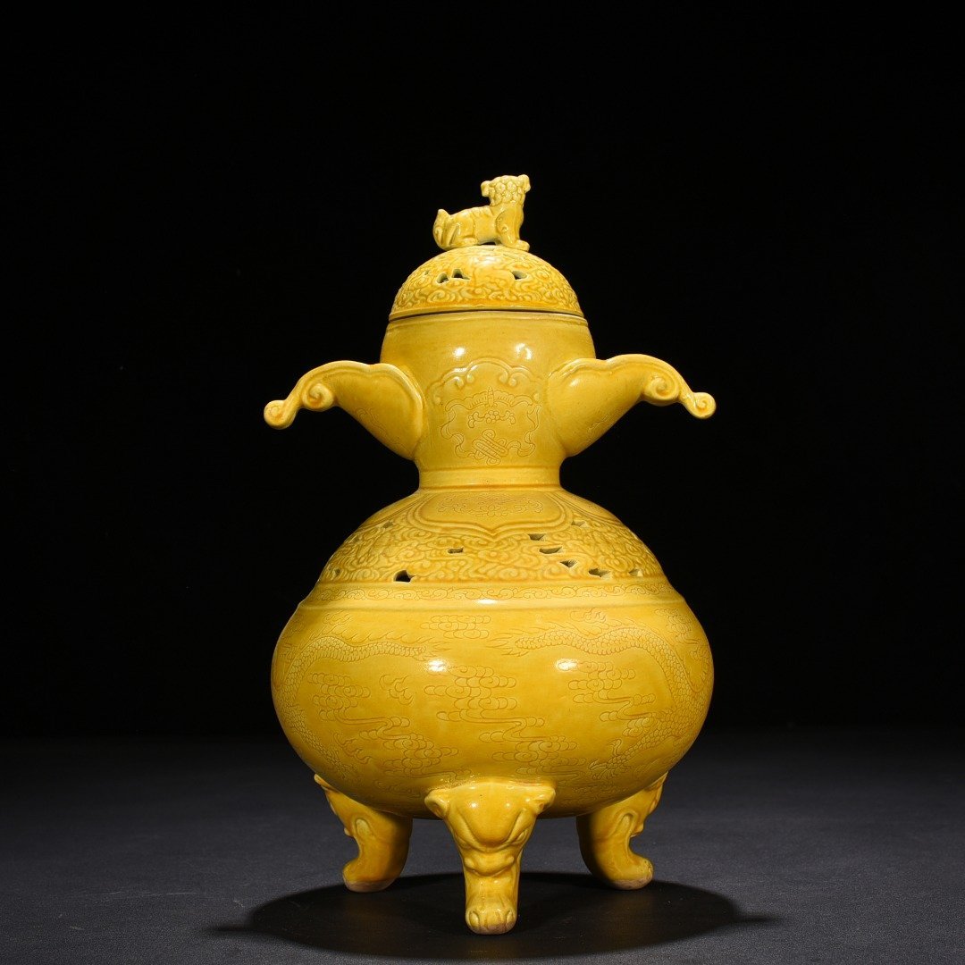 Qing Dynasty Yongzheng delicate yellow glaze hollow smoker with dragon