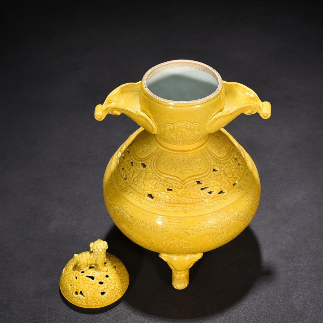 Qing Dynasty Yongzheng delicate yellow glaze hollow smoker with dragon