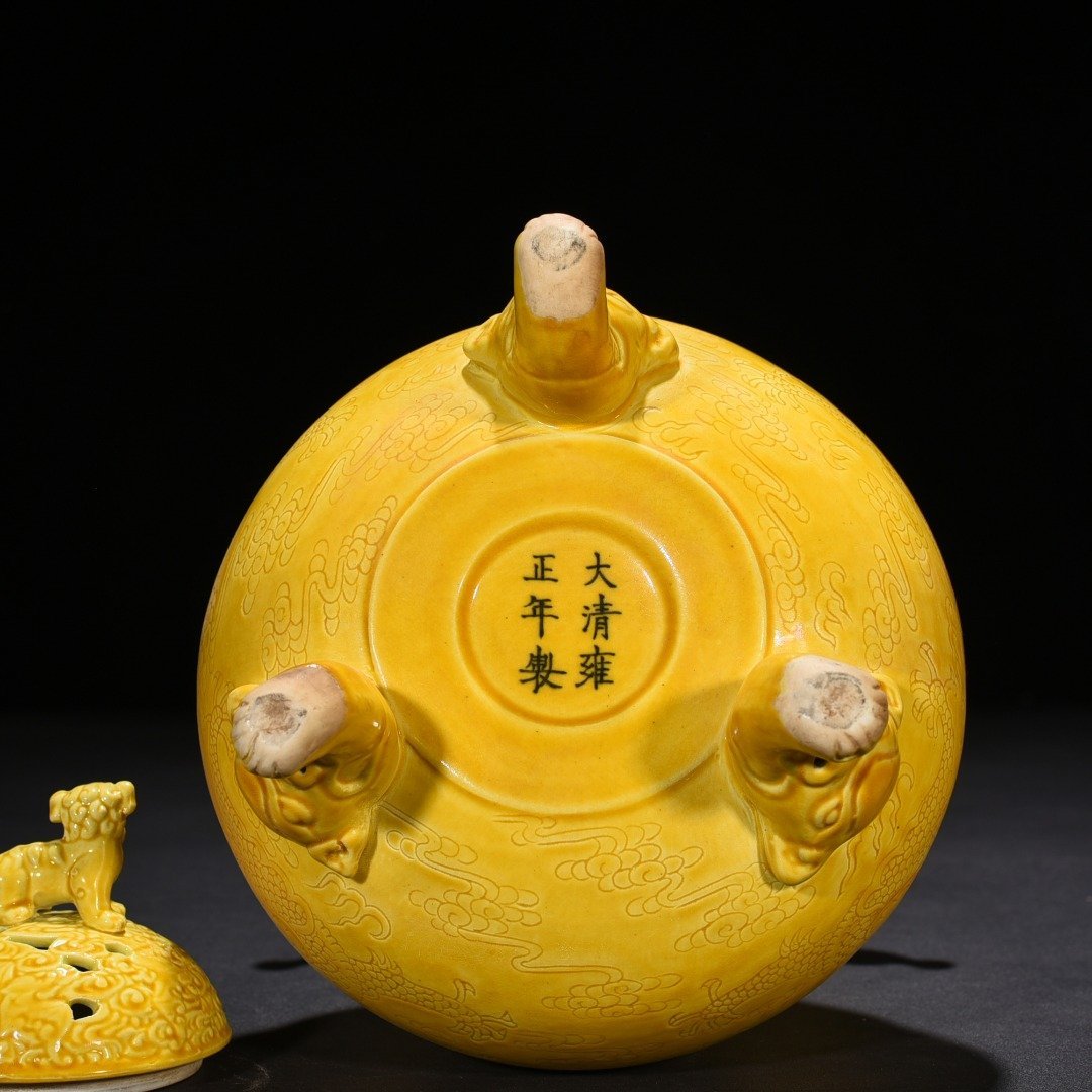 Qing Dynasty Yongzheng delicate yellow glaze hollow smoker with dragon