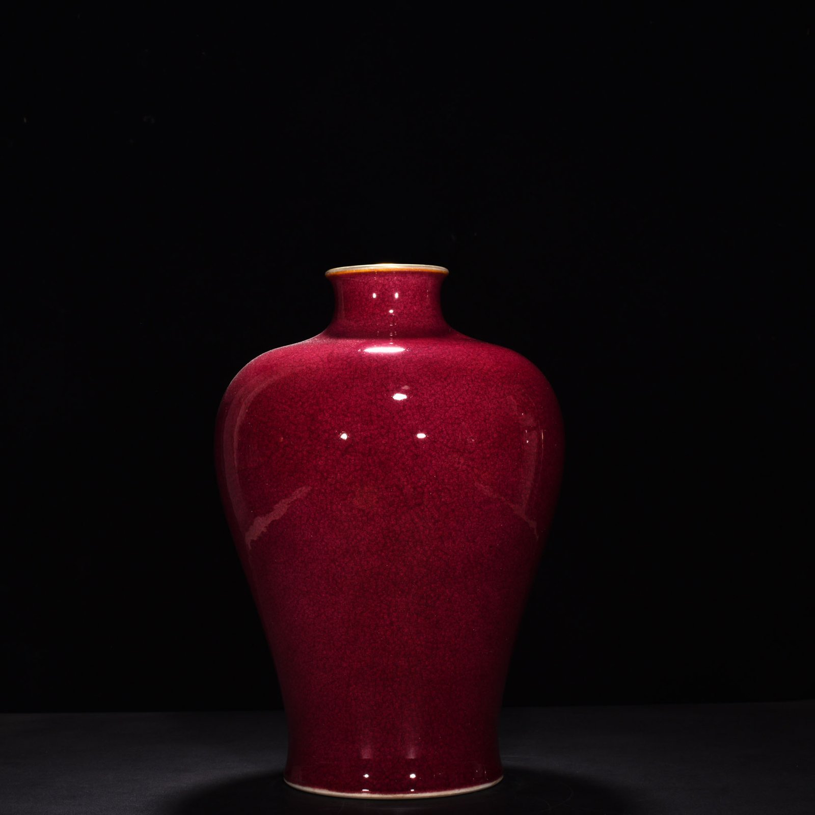 Qing Dynasty Yongzheng ruby ​​red glaze ice cracked plum vase