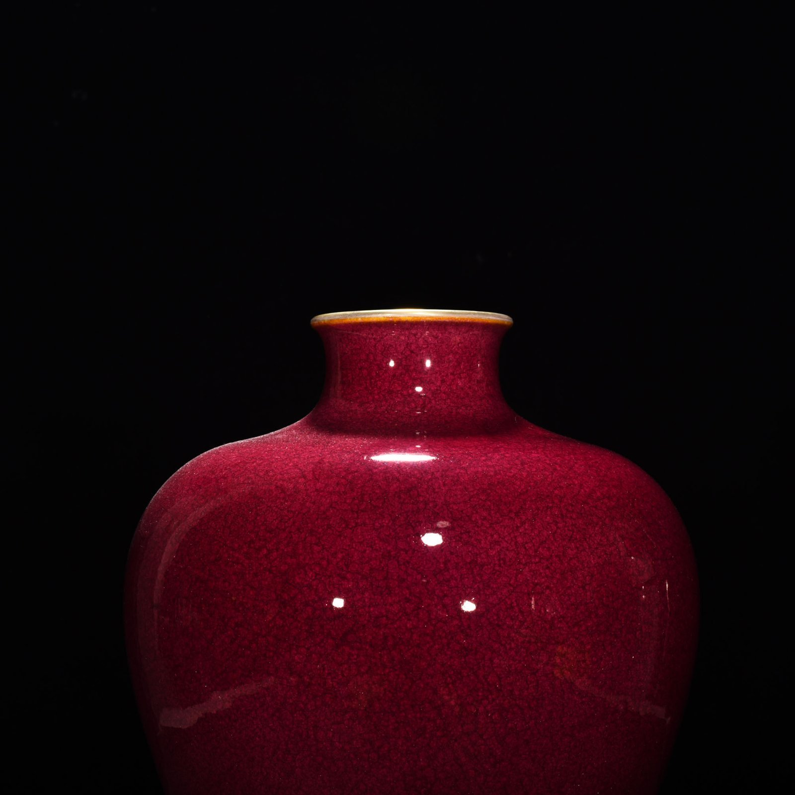 Qing Dynasty Yongzheng ruby ​​red glaze ice cracked plum vase