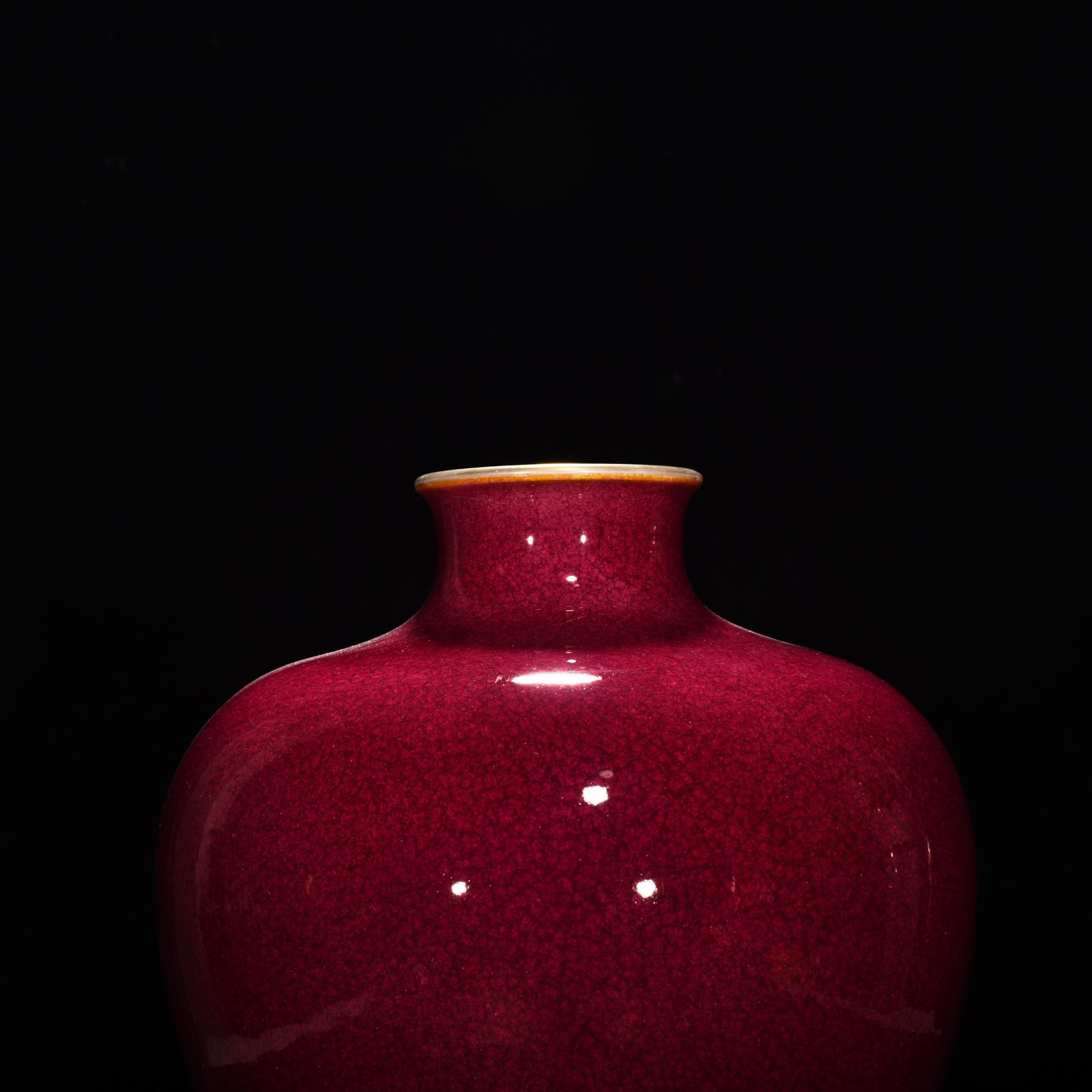 Qing Dynasty Yongzheng ruby ​​red glaze ice cracked plum vase