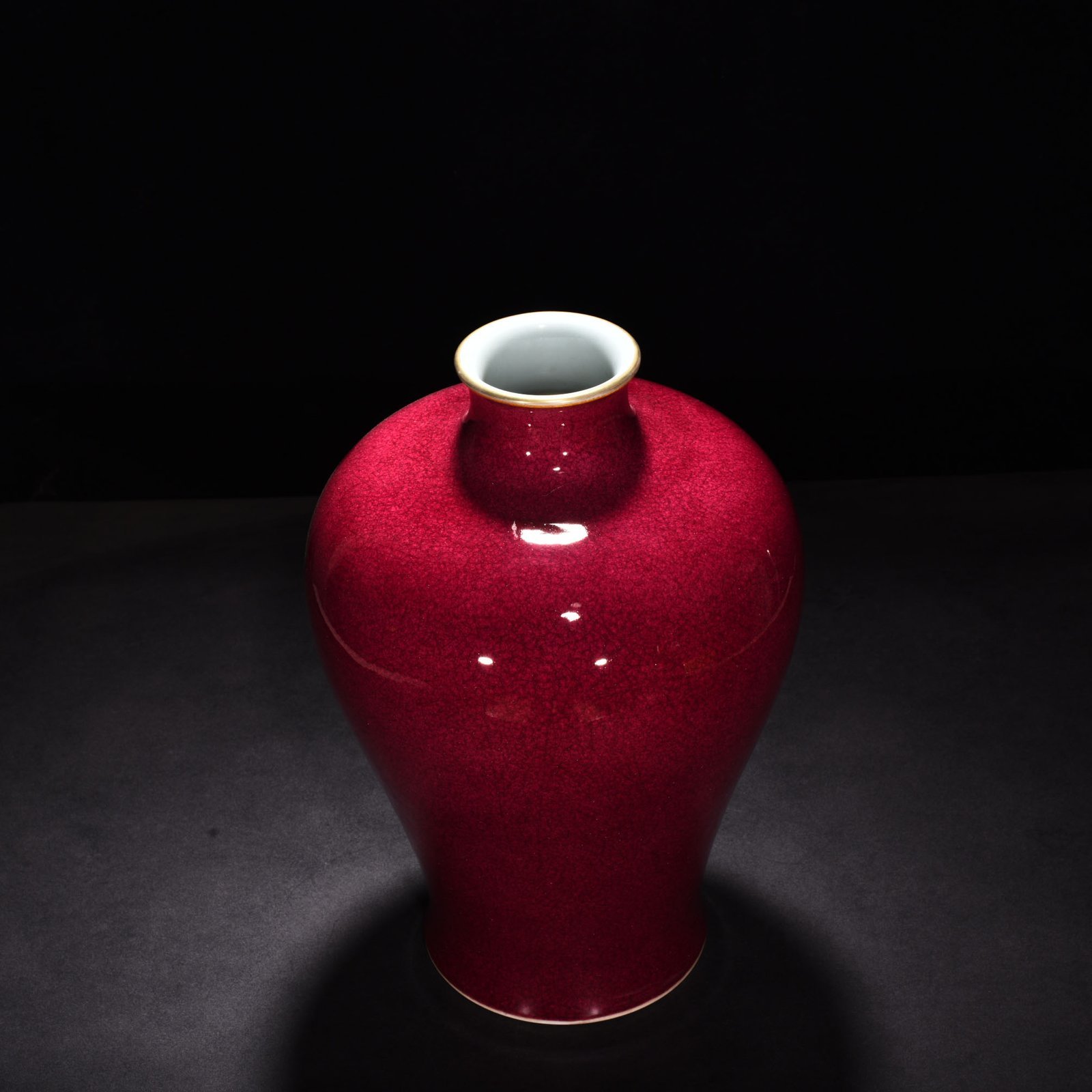 Qing Dynasty Yongzheng ruby ​​red glaze ice cracked plum vase