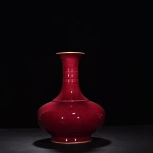 Qing Dynasty Yongzheng ruby ​​red glaze ice cracked dazzling bottle