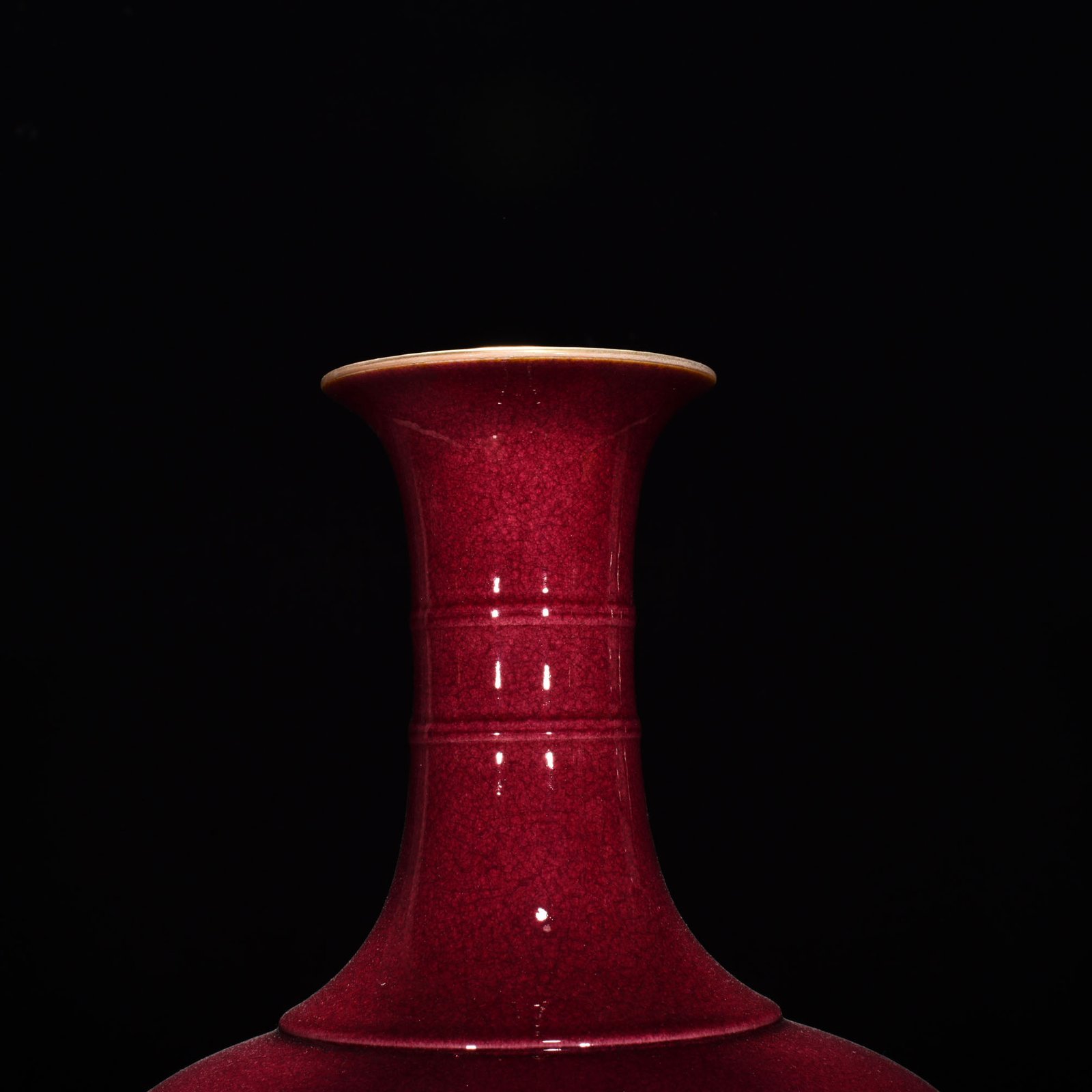 Qing Dynasty Yongzheng ruby ​​red glaze ice cracked dazzling bottle
