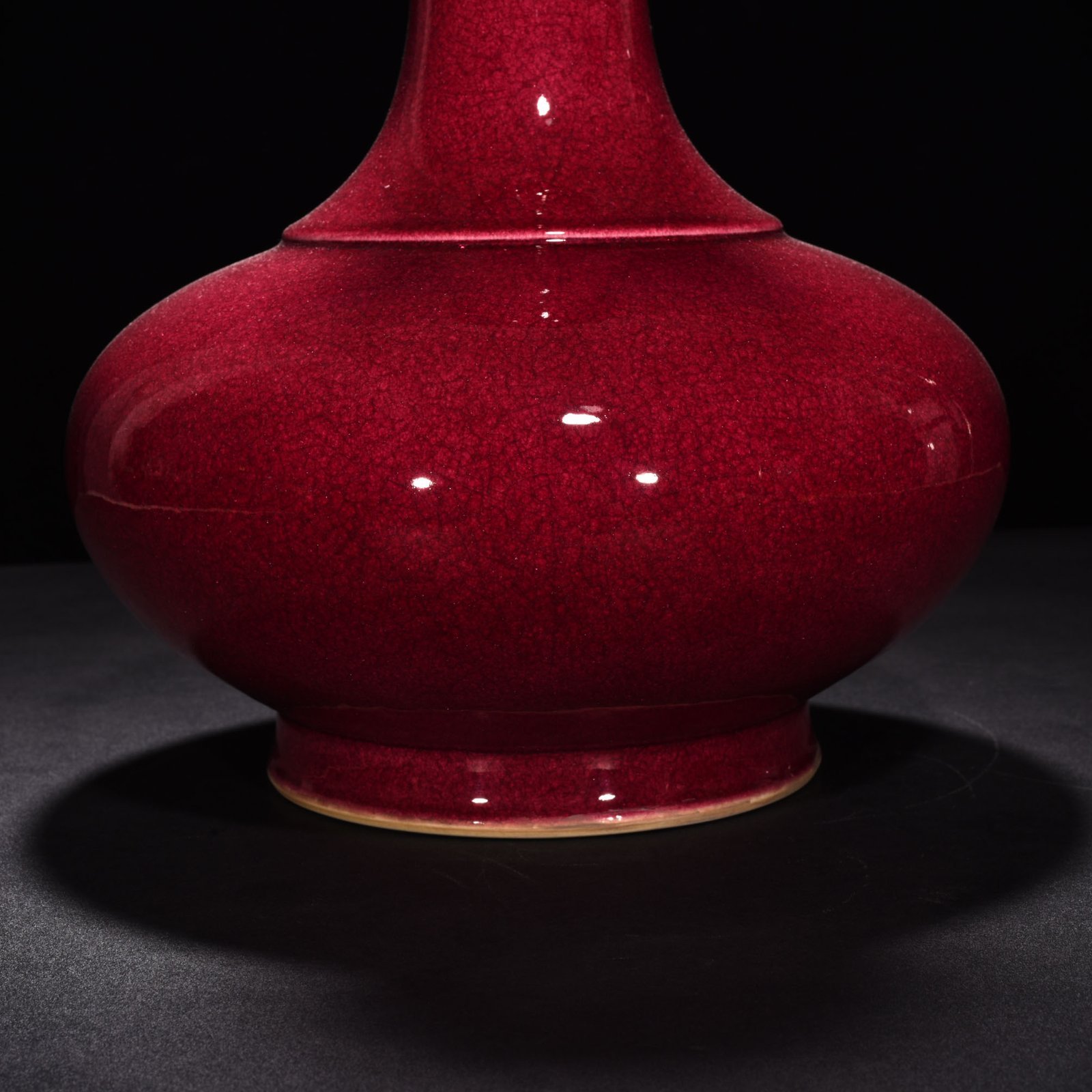 Qing Dynasty Yongzheng ruby ​​red glaze ice cracked dazzling bottle