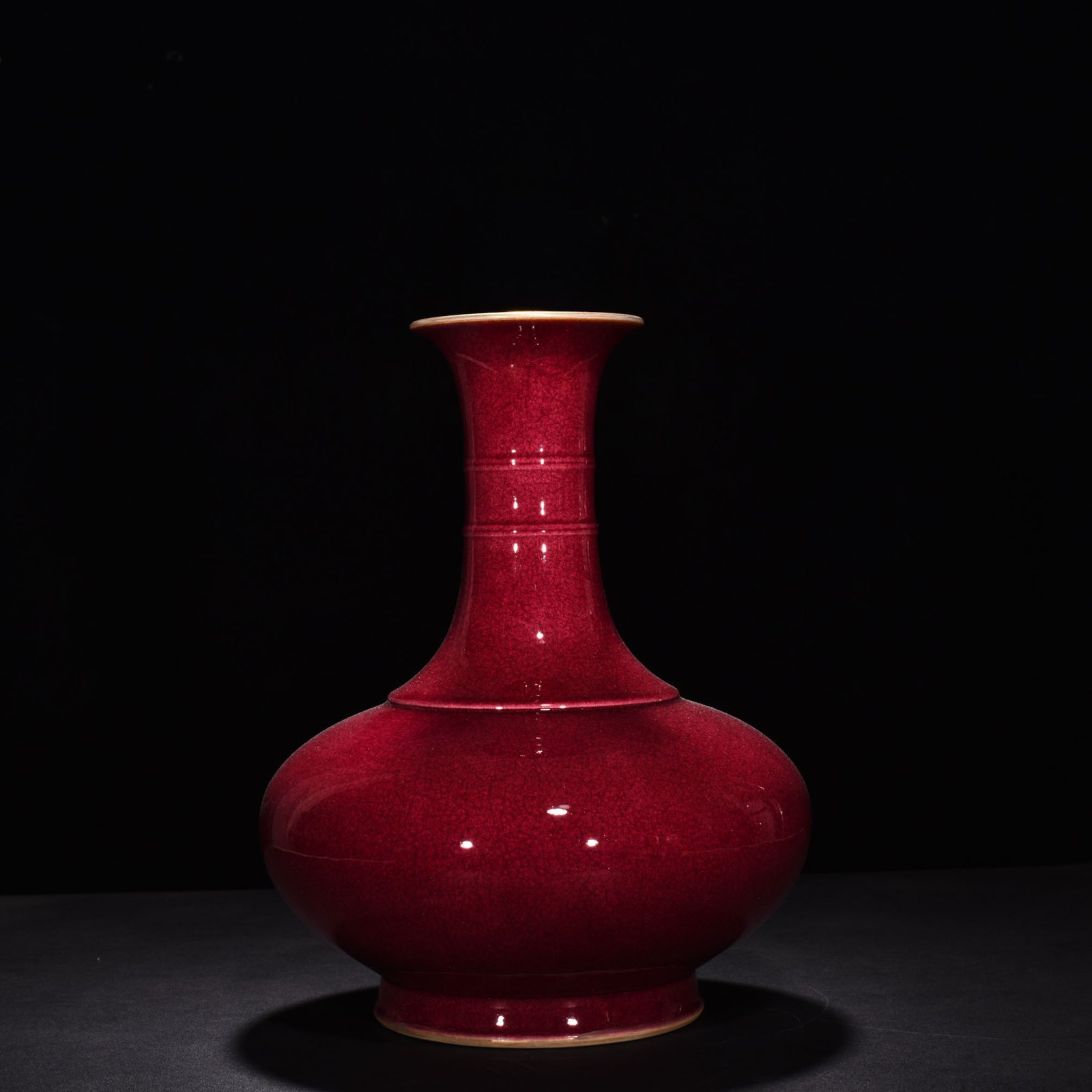 Qing Dynasty Yongzheng ruby ​​red glaze ice cracked dazzling bottle