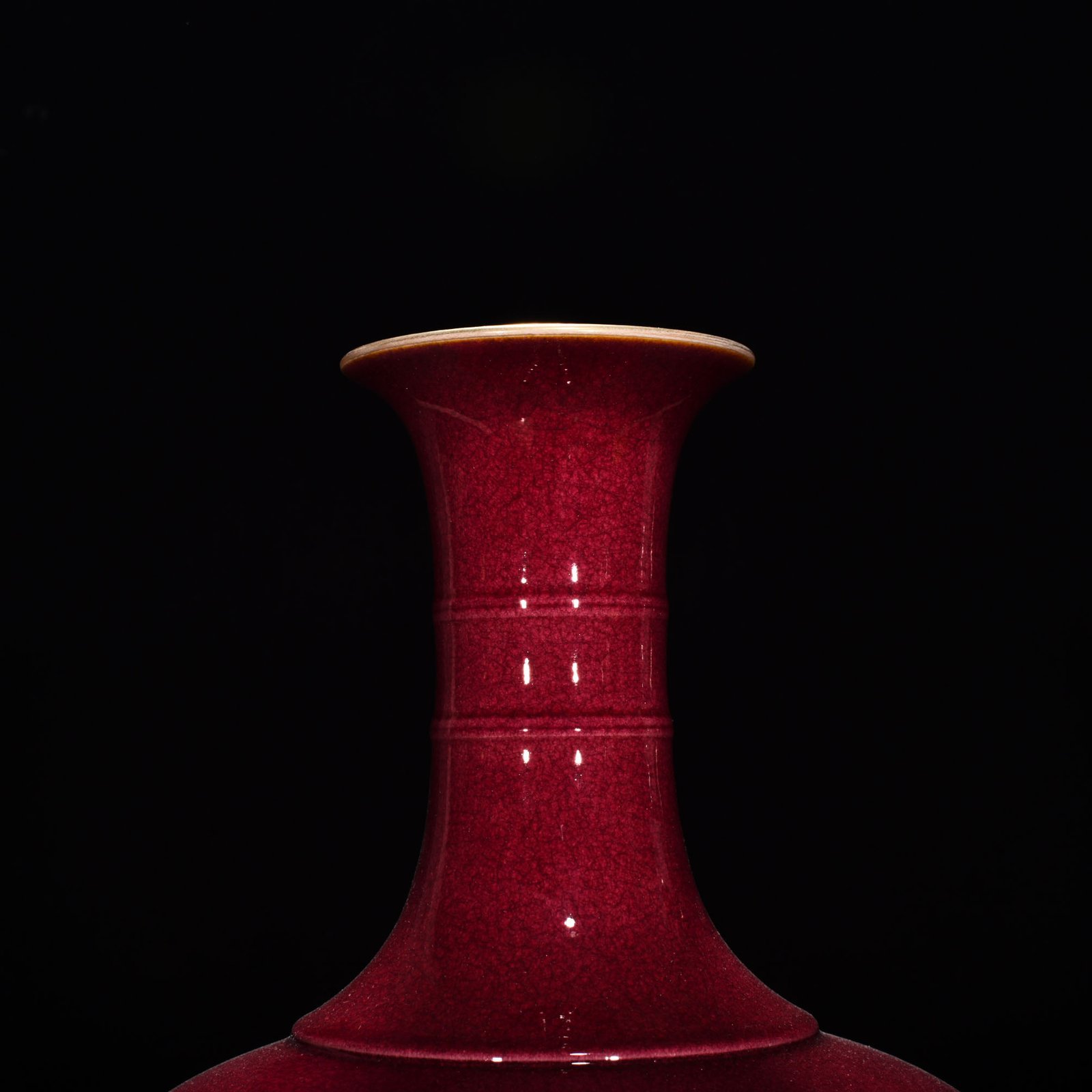 Qing Dynasty Yongzheng ruby ​​red glaze ice cracked dazzling bottle