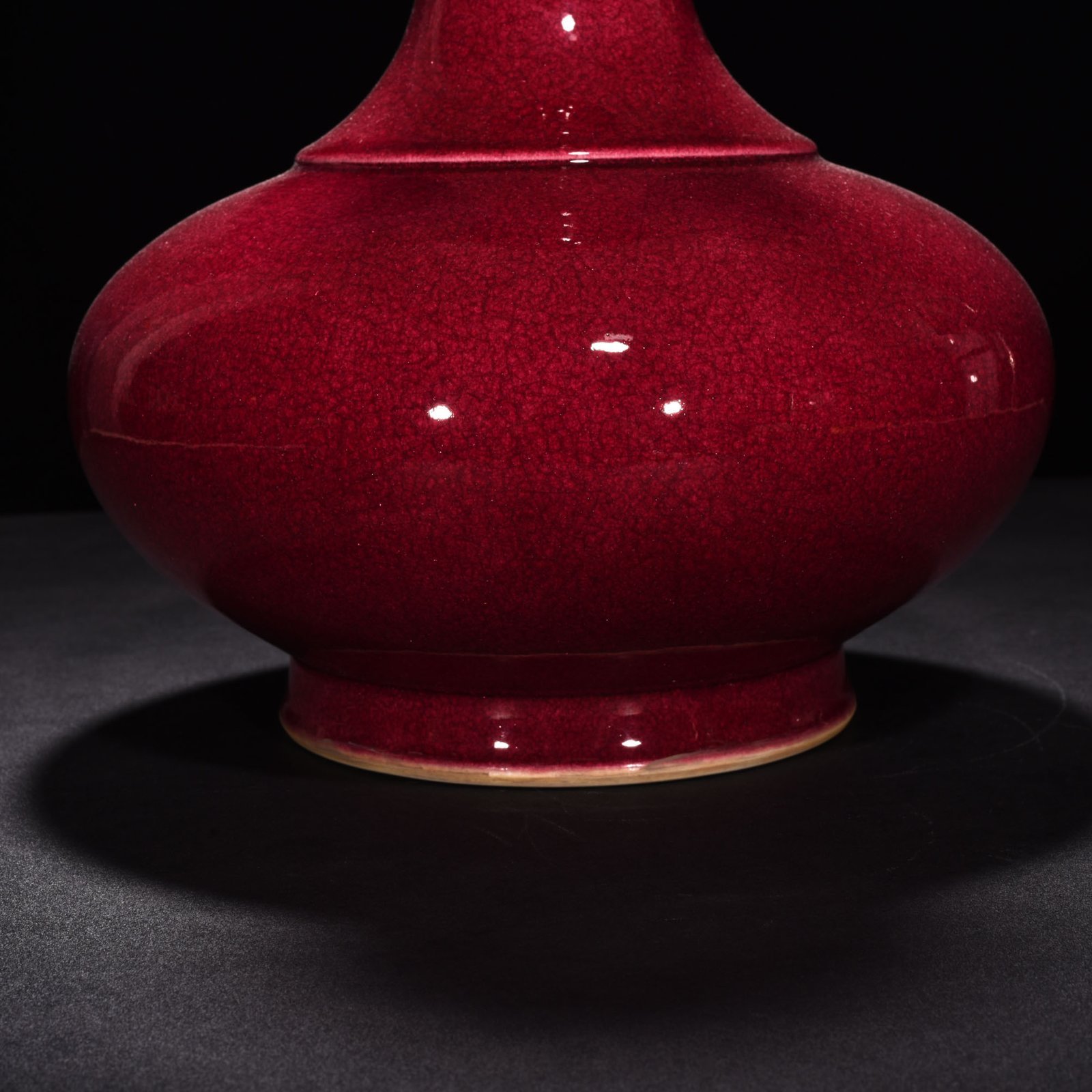 Qing Dynasty Yongzheng ruby ​​red glaze ice cracked dazzling bottle