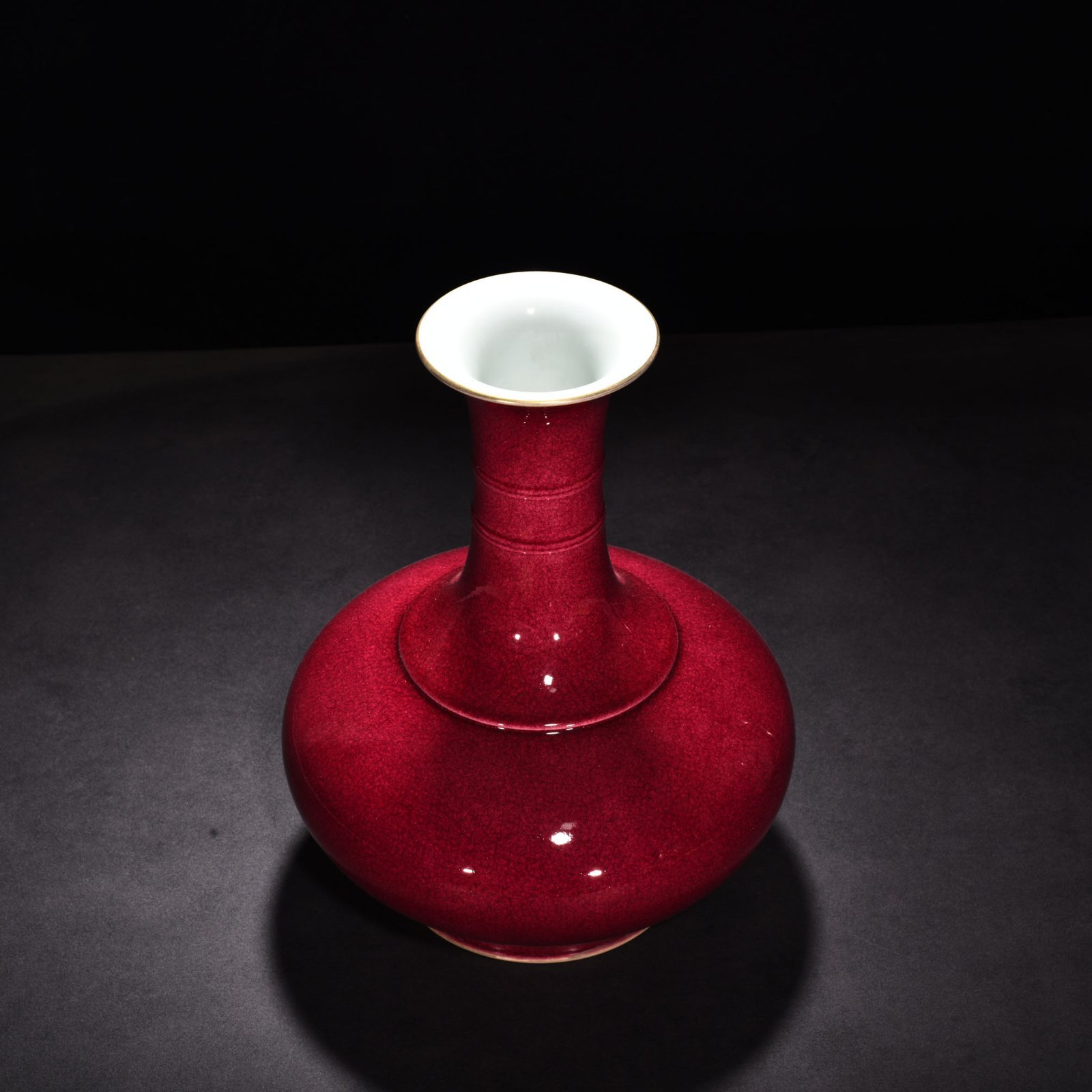 Qing Dynasty Yongzheng ruby ​​red glaze ice cracked dazzling bottle