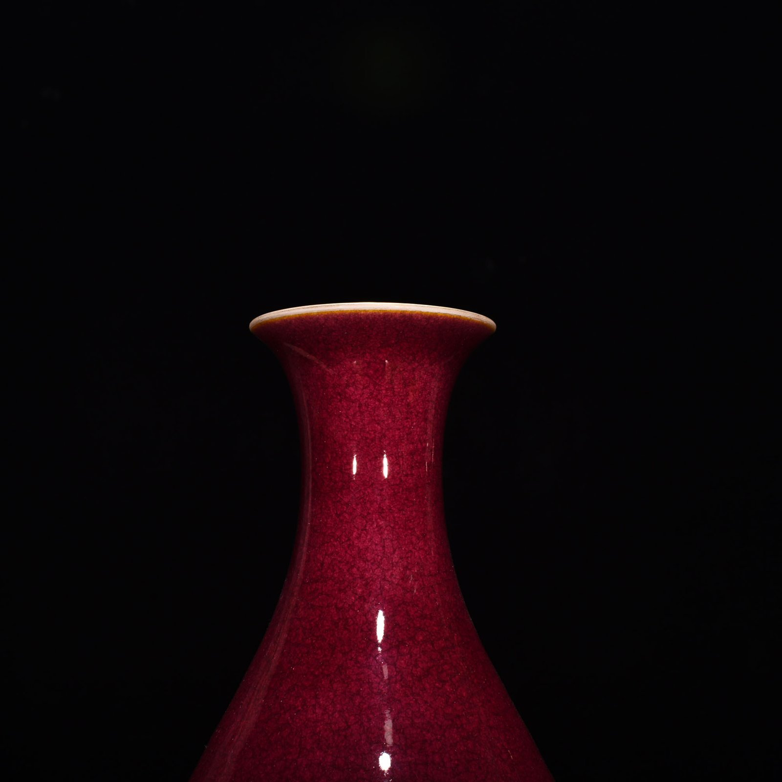 Qing Dynasty Yongzheng ruby ​​red glaze ice cracked jade pot spring vase