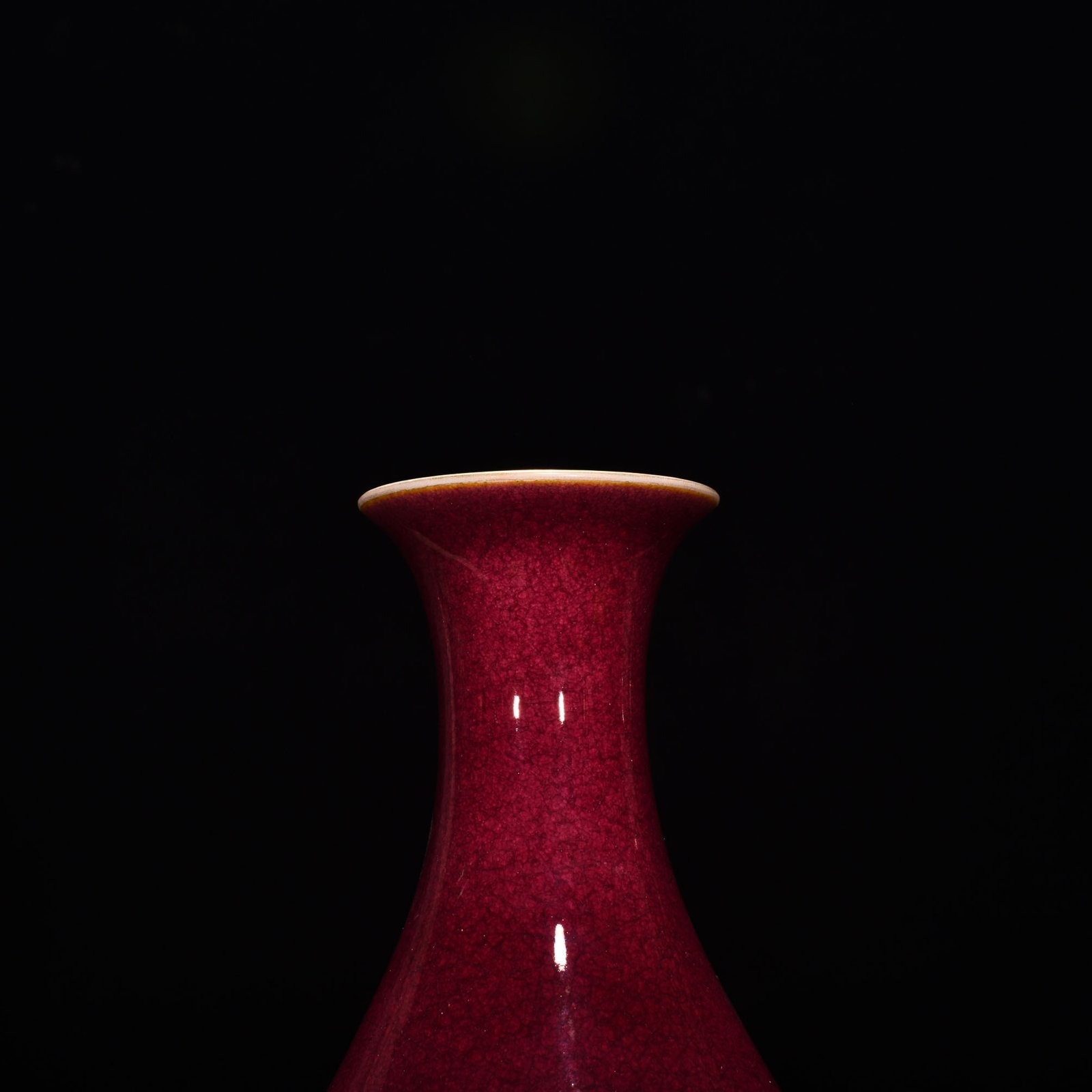 Qing Dynasty Yongzheng ruby ​​red glaze ice cracked jade pot spring vase