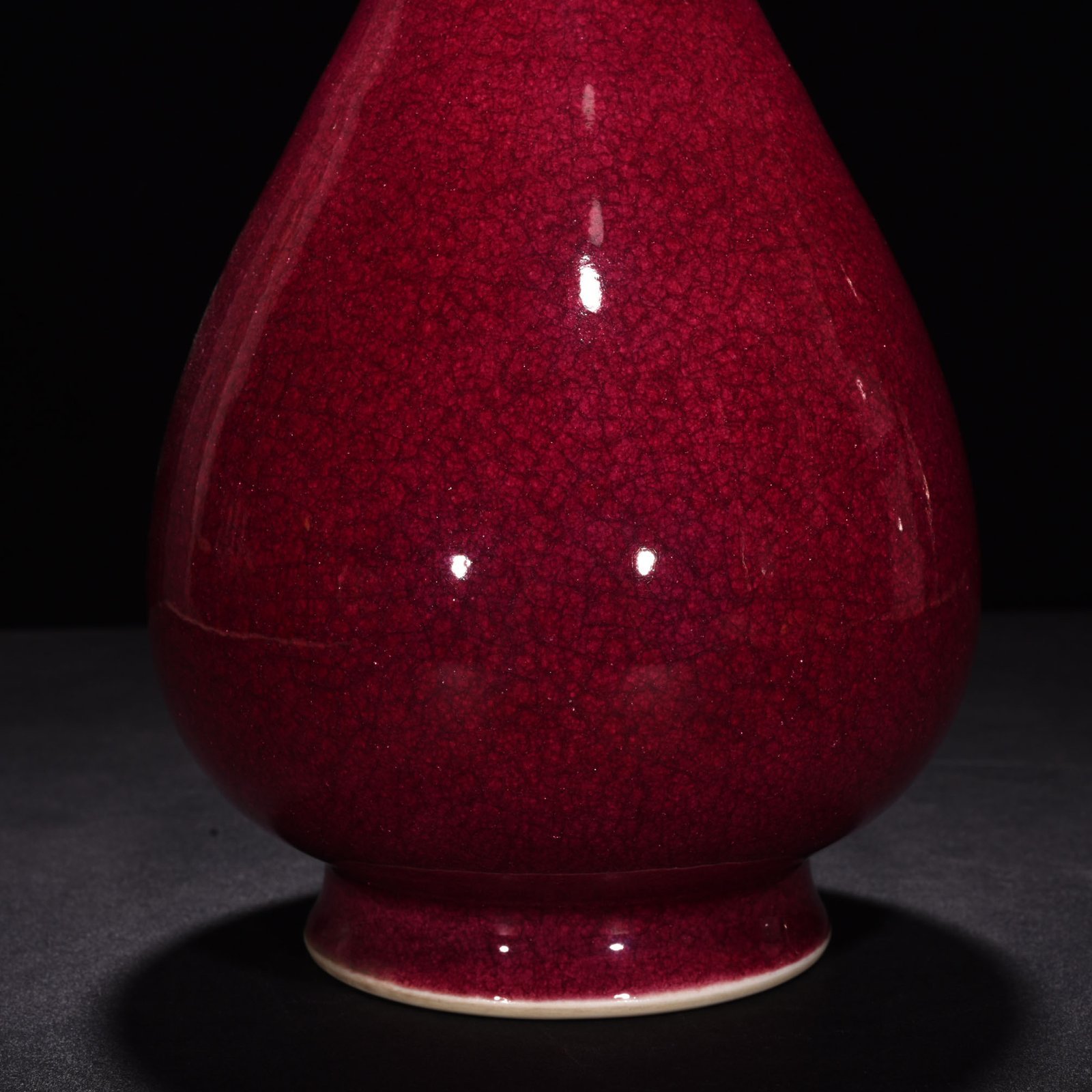 Qing Dynasty Yongzheng ruby ​​red glaze ice cracked jade pot spring vase
