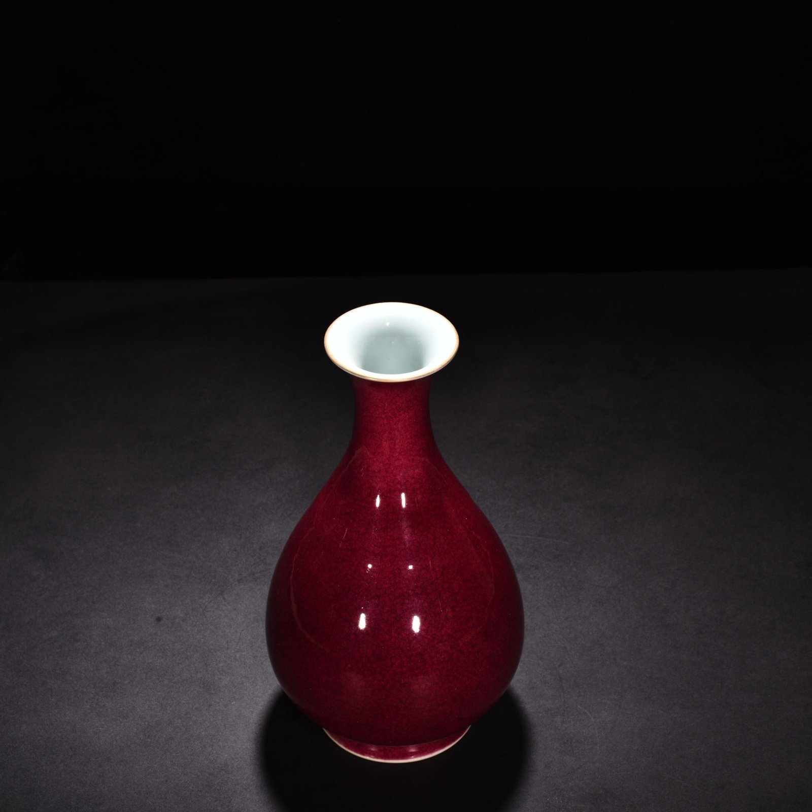 Qing Dynasty Yongzheng ruby ​​red glaze ice cracked jade pot spring vase