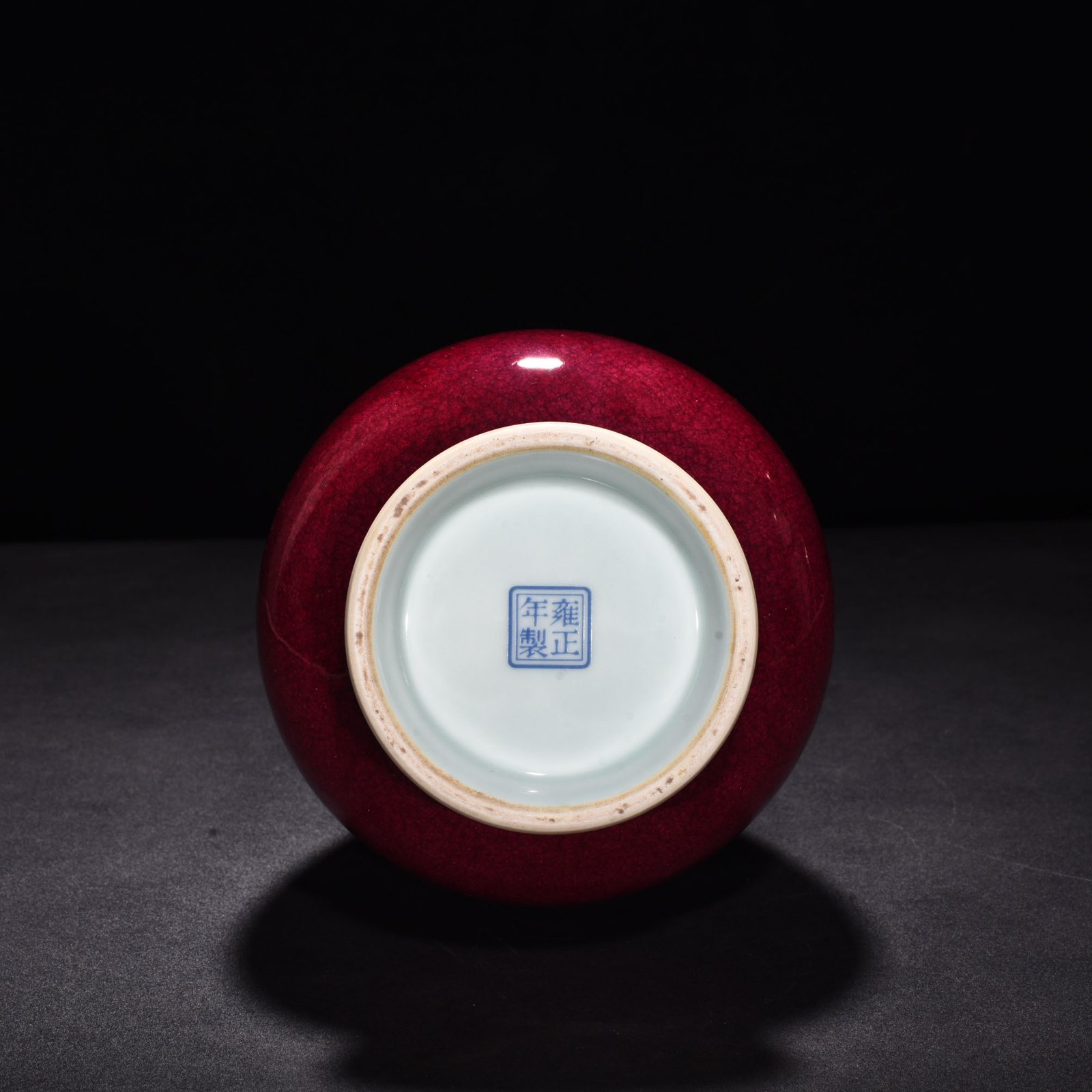 Qing Dynasty Yongzheng ruby ​​red glaze ice cracked jade pot spring vase