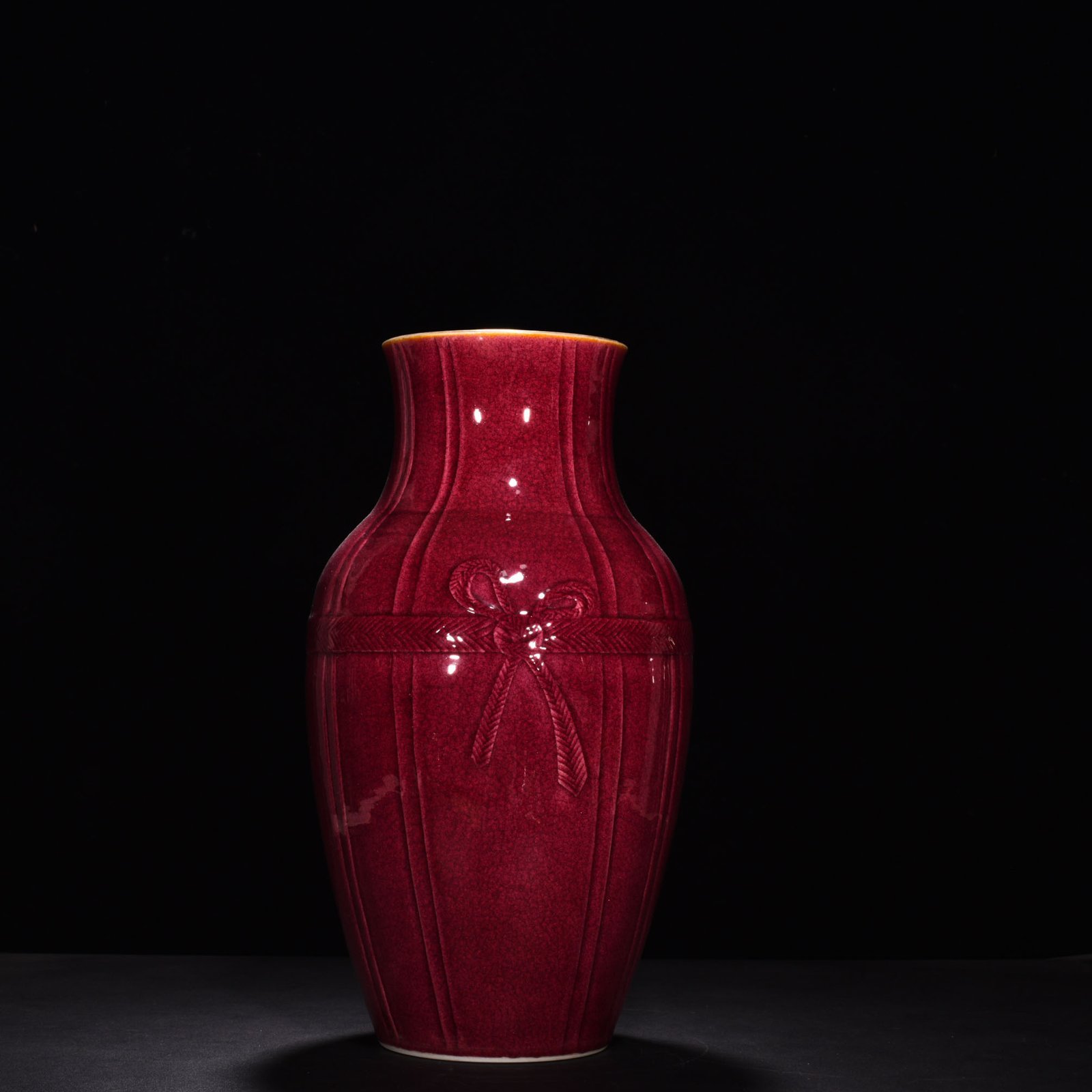 Qing Dynasty Yongzheng ruby ​​red glaze ice cracked ribbon baggage vase