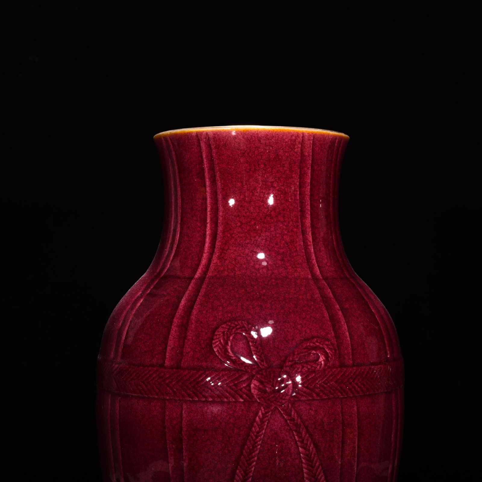 Qing Dynasty Yongzheng ruby ​​red glaze ice cracked ribbon baggage vase
