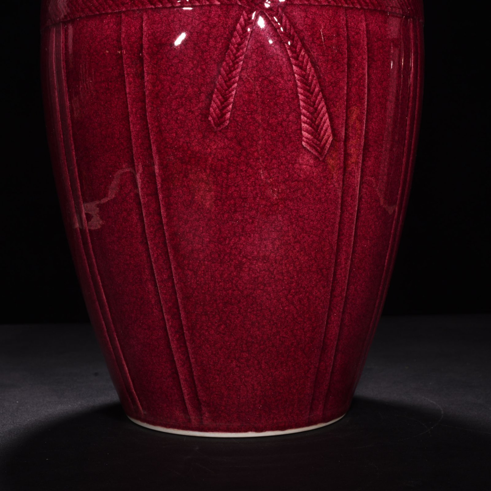 Qing Dynasty Yongzheng ruby ​​red glaze ice cracked ribbon baggage vase