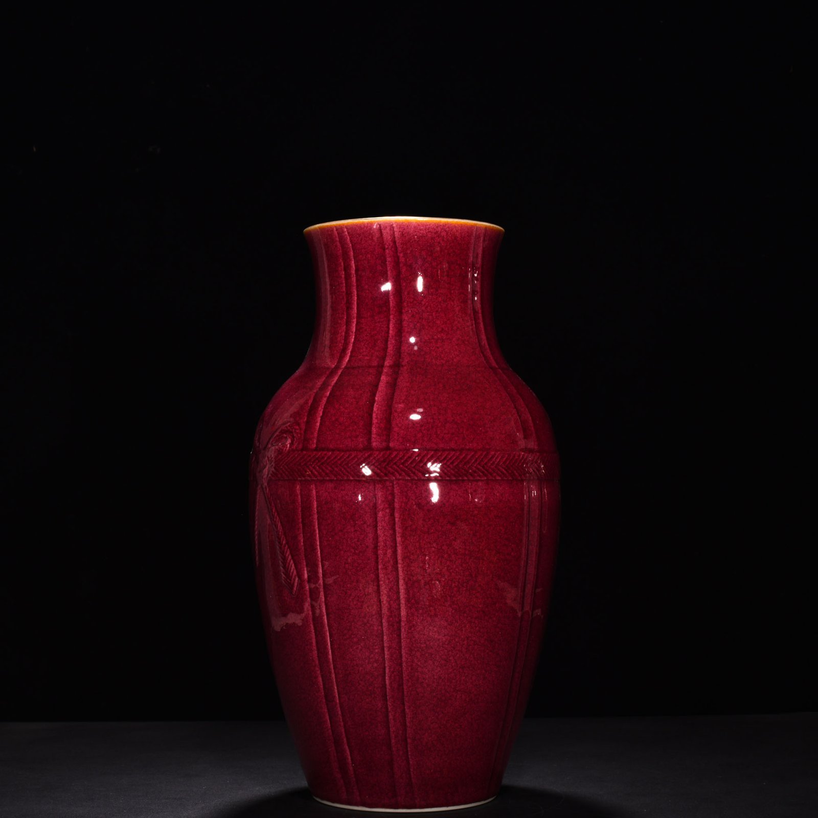 Qing Dynasty Yongzheng ruby ​​red glaze ice cracked ribbon baggage vase