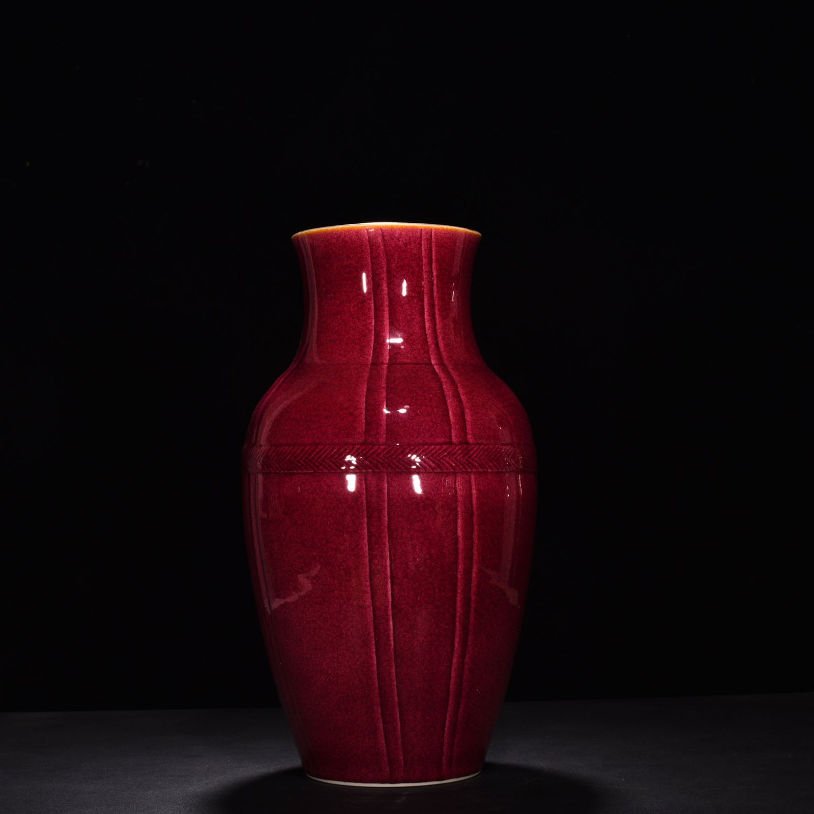 Qing Dynasty Yongzheng ruby ​​red glaze ice cracked ribbon baggage vase