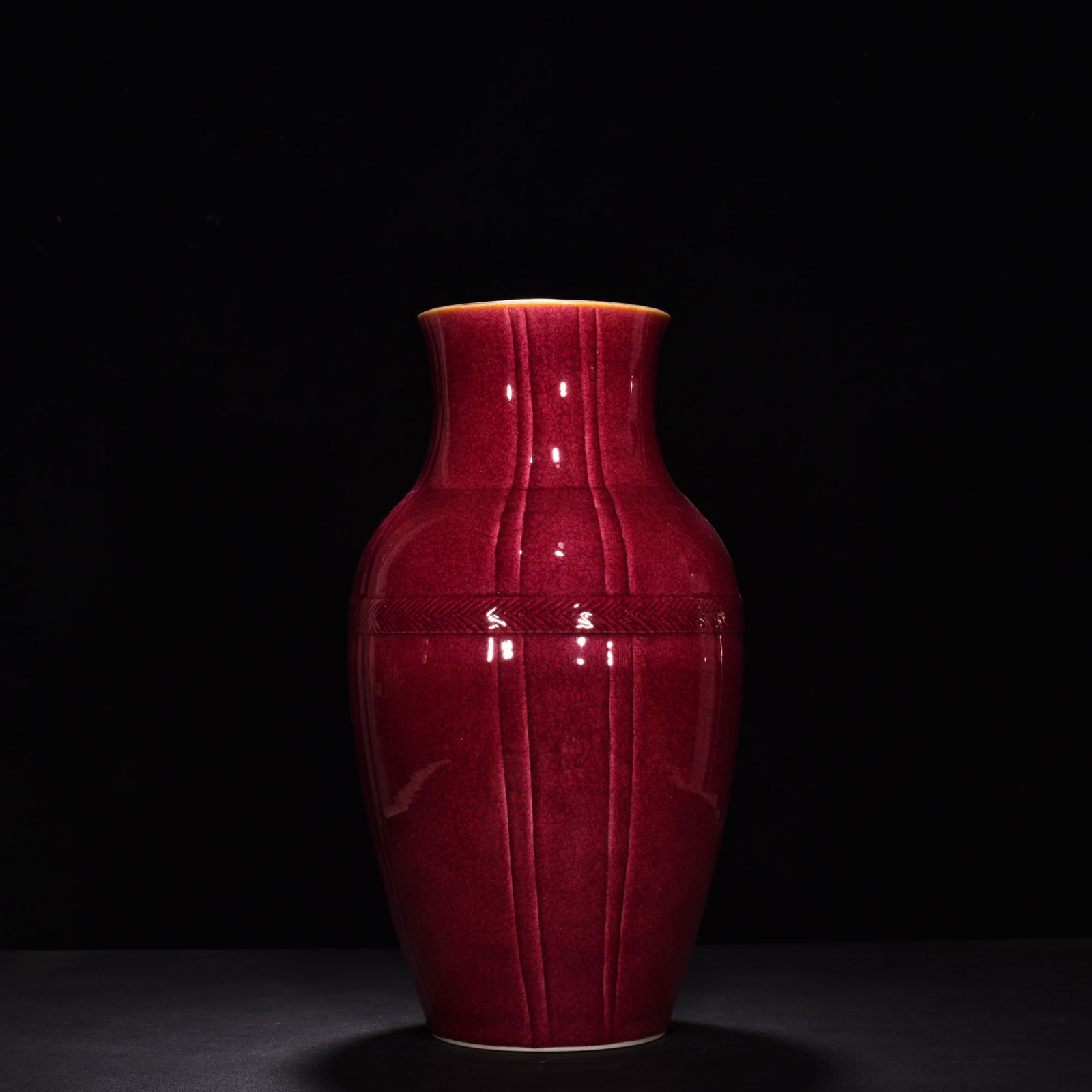Qing Dynasty Yongzheng ruby ​​red glaze ice cracked ribbon baggage vase