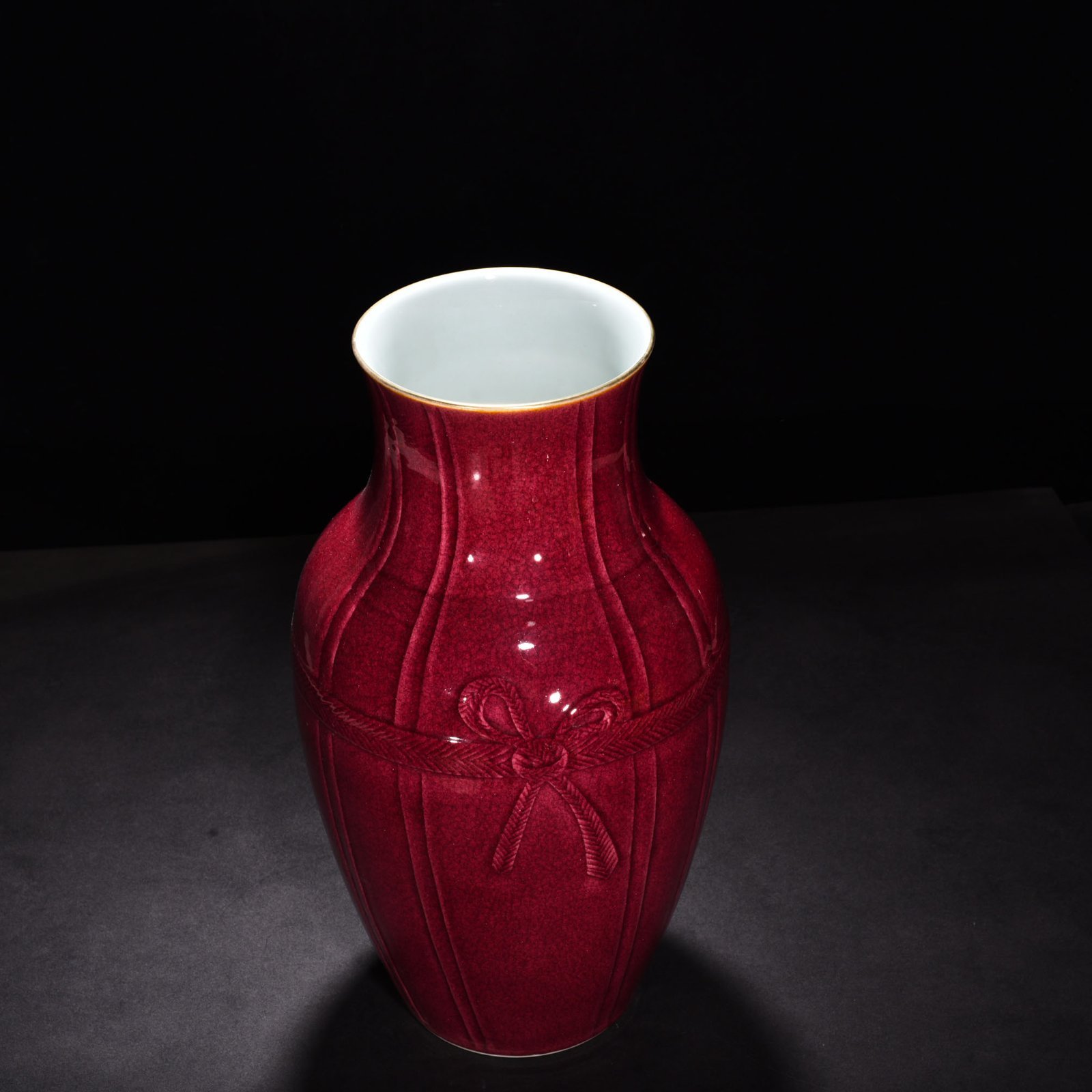 Qing Dynasty Yongzheng ruby ​​red glaze ice cracked ribbon baggage vase