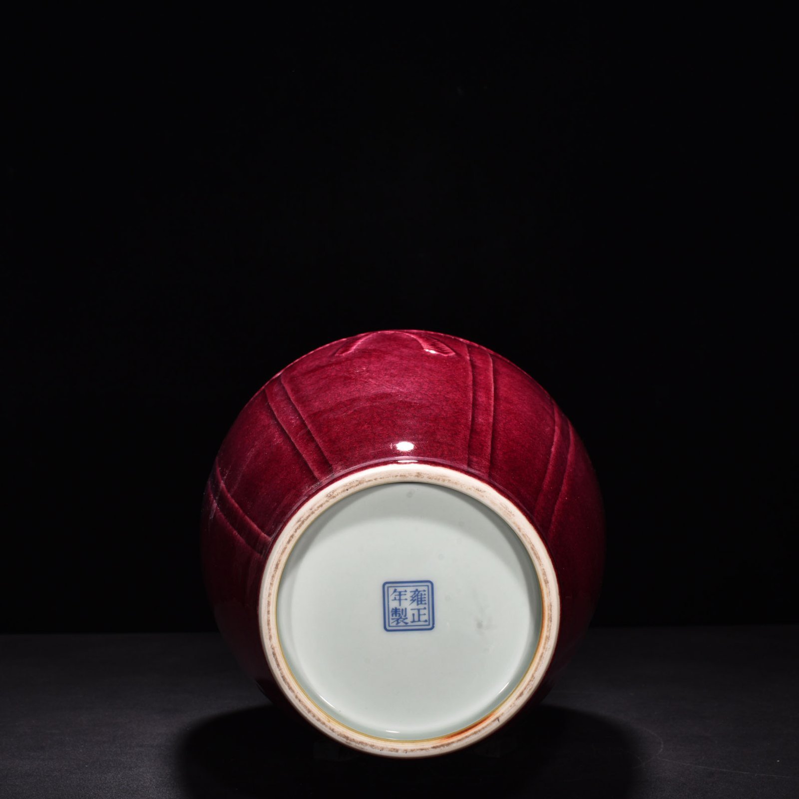 Qing Dynasty Yongzheng ruby ​​red glaze ice cracked ribbon baggage vase