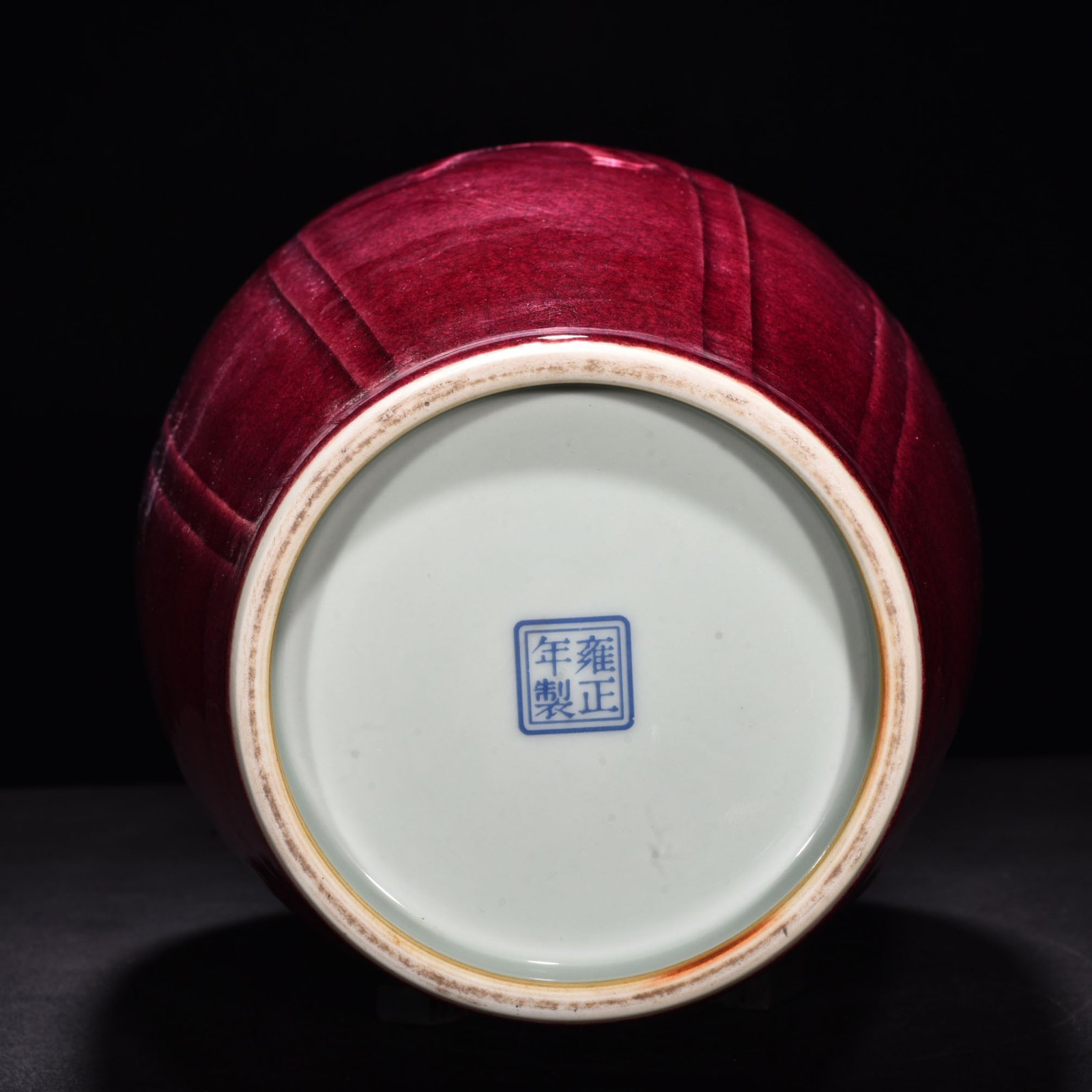 Qing Dynasty Yongzheng ruby ​​red glaze ice cracked ribbon baggage vase