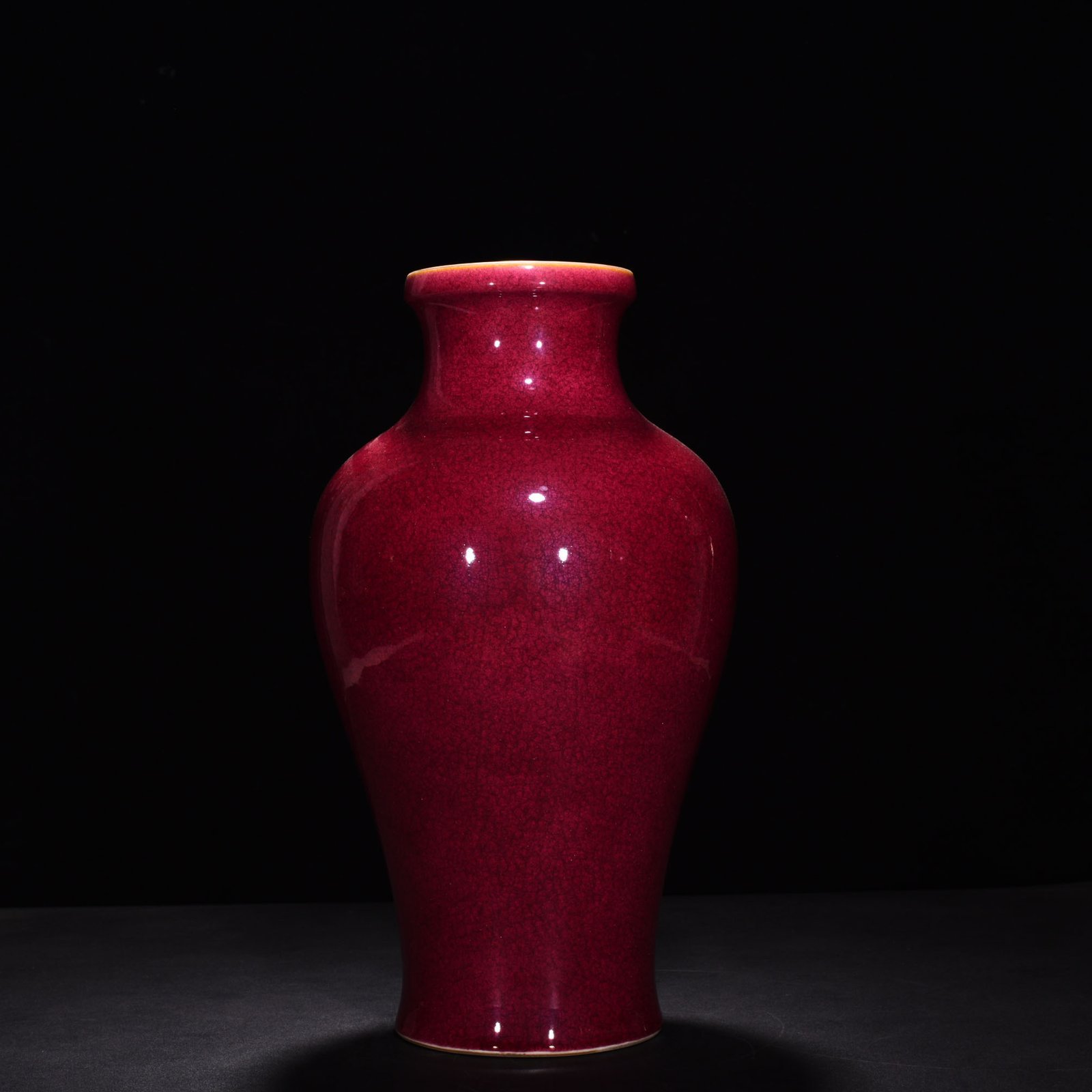 Qing Dynasty Yongzheng ruby ​​red glaze ice cracked inverted bottle