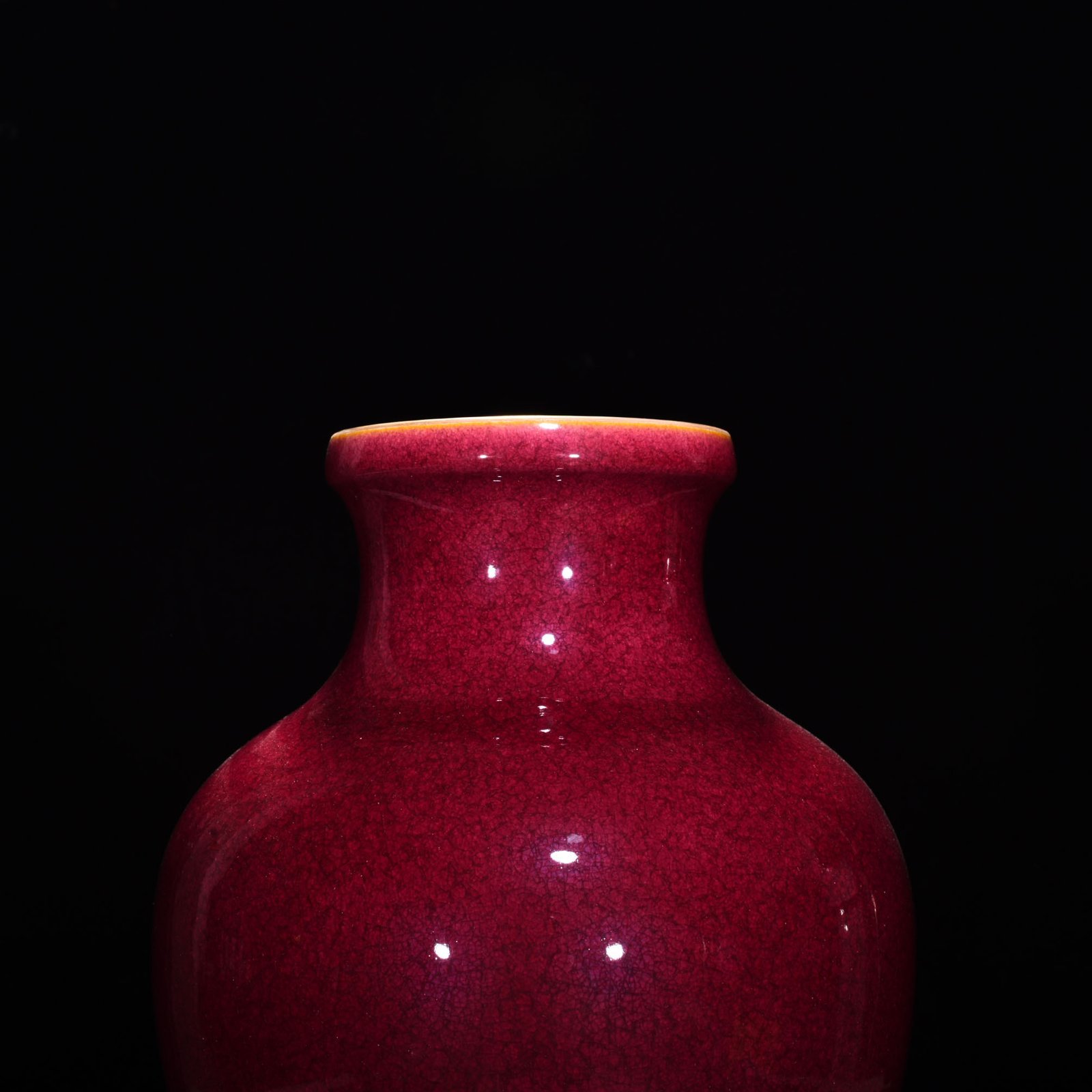 Qing Dynasty Yongzheng ruby ​​red glaze ice cracked inverted bottle