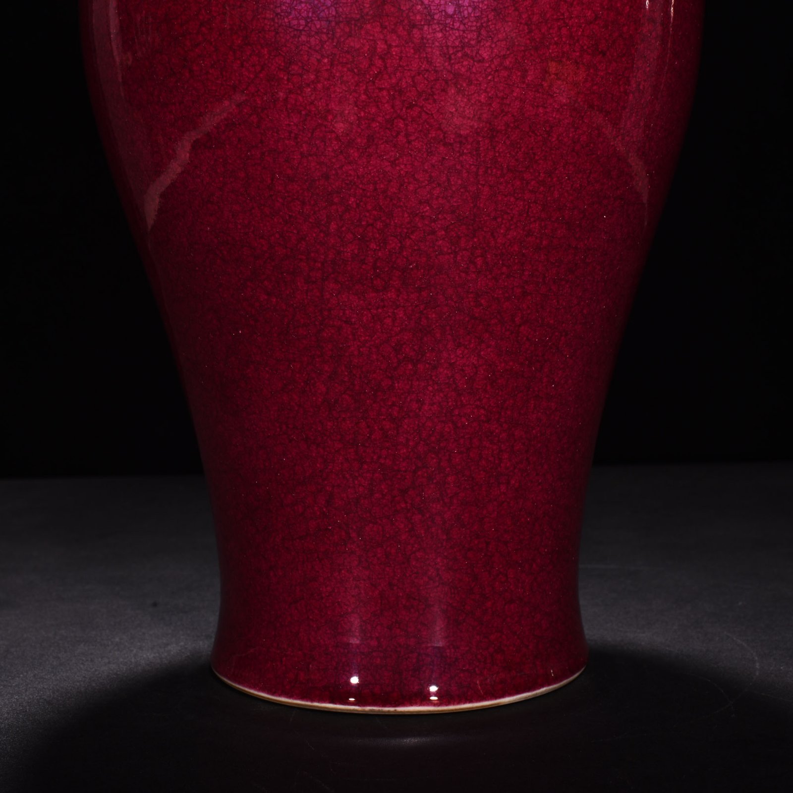 Qing Dynasty Yongzheng ruby ​​red glaze ice cracked inverted bottle