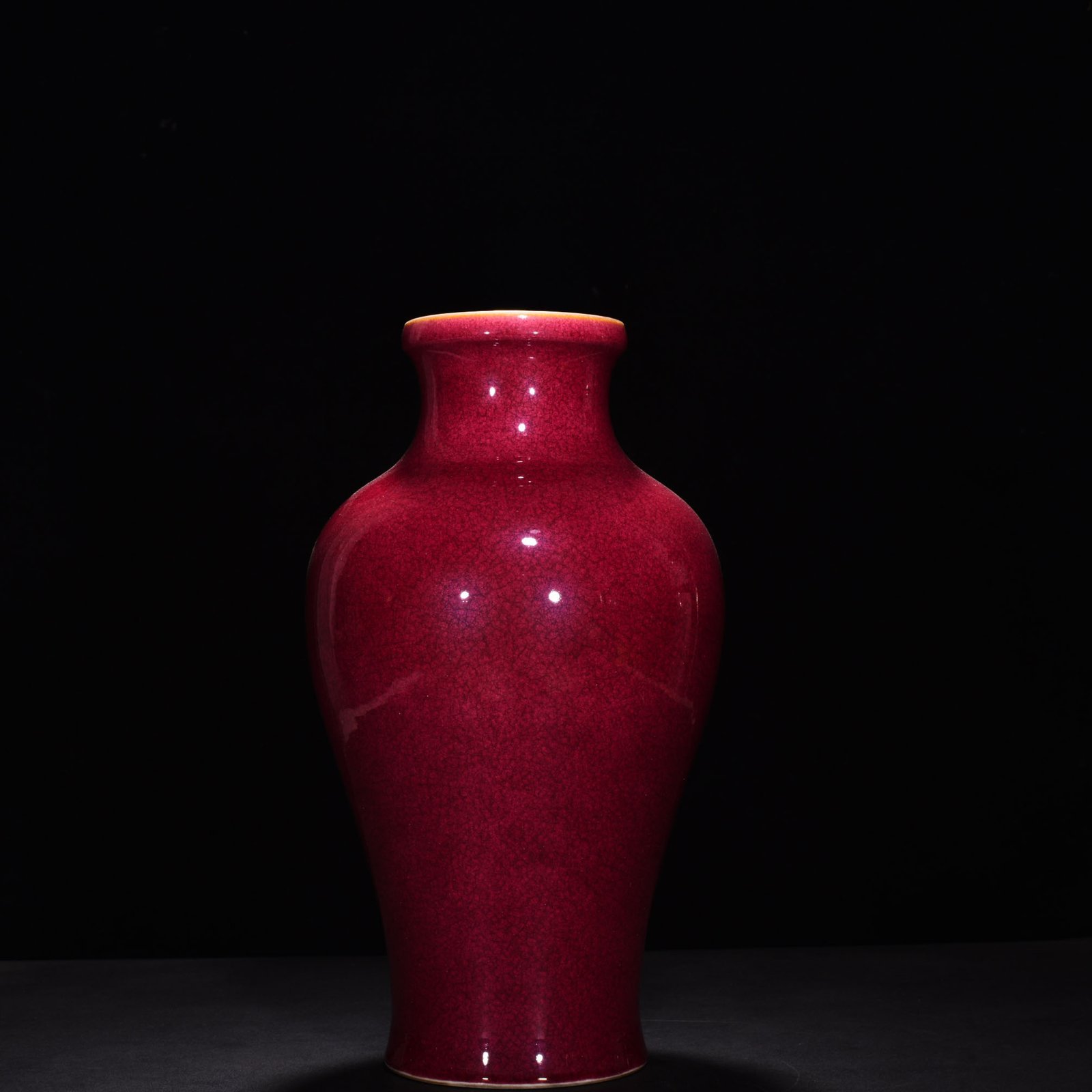 Qing Dynasty Yongzheng ruby ​​red glaze ice cracked inverted bottle