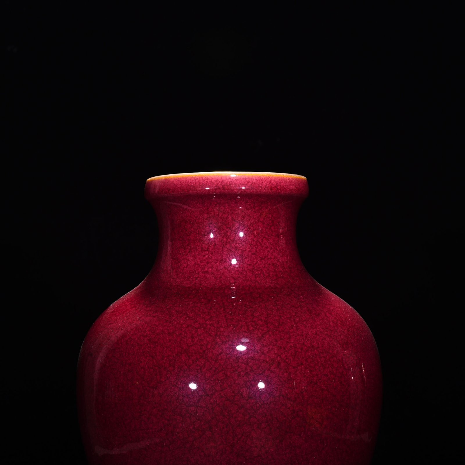 Qing Dynasty Yongzheng ruby ​​red glaze ice cracked inverted bottle