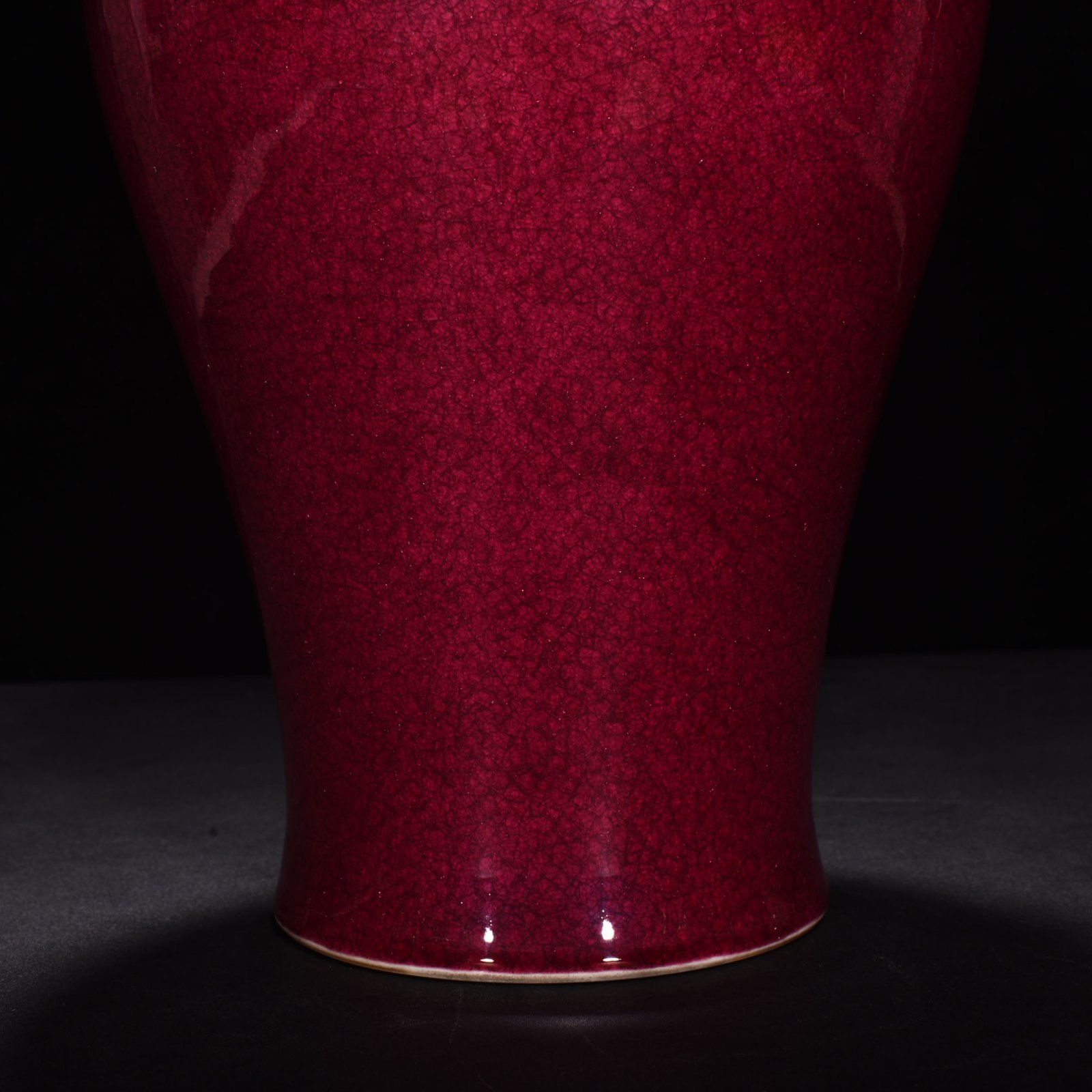 Qing Dynasty Yongzheng ruby ​​red glaze ice cracked inverted bottle