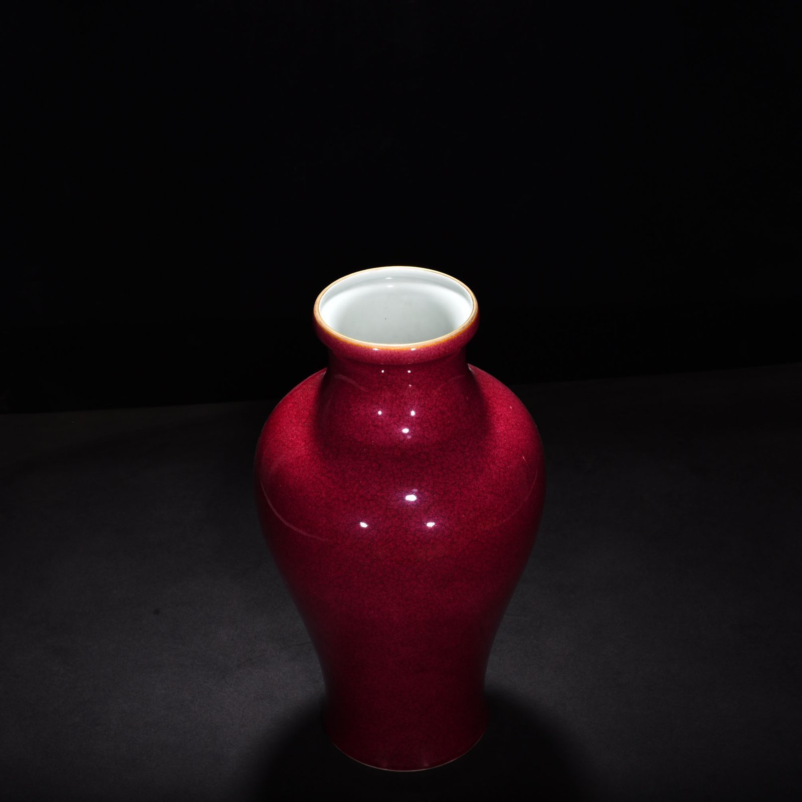 Qing Dynasty Yongzheng ruby ​​red glaze ice cracked inverted bottle