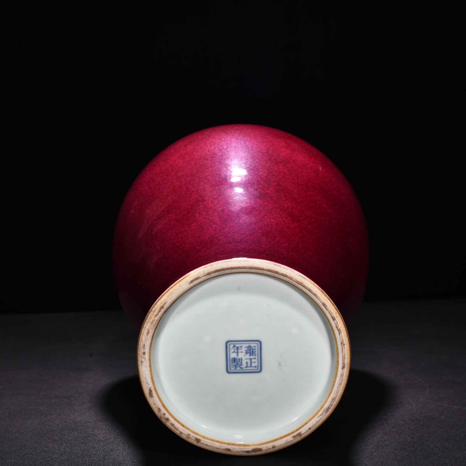 Qing Dynasty Yongzheng ruby ​​red glaze ice cracked inverted bottle