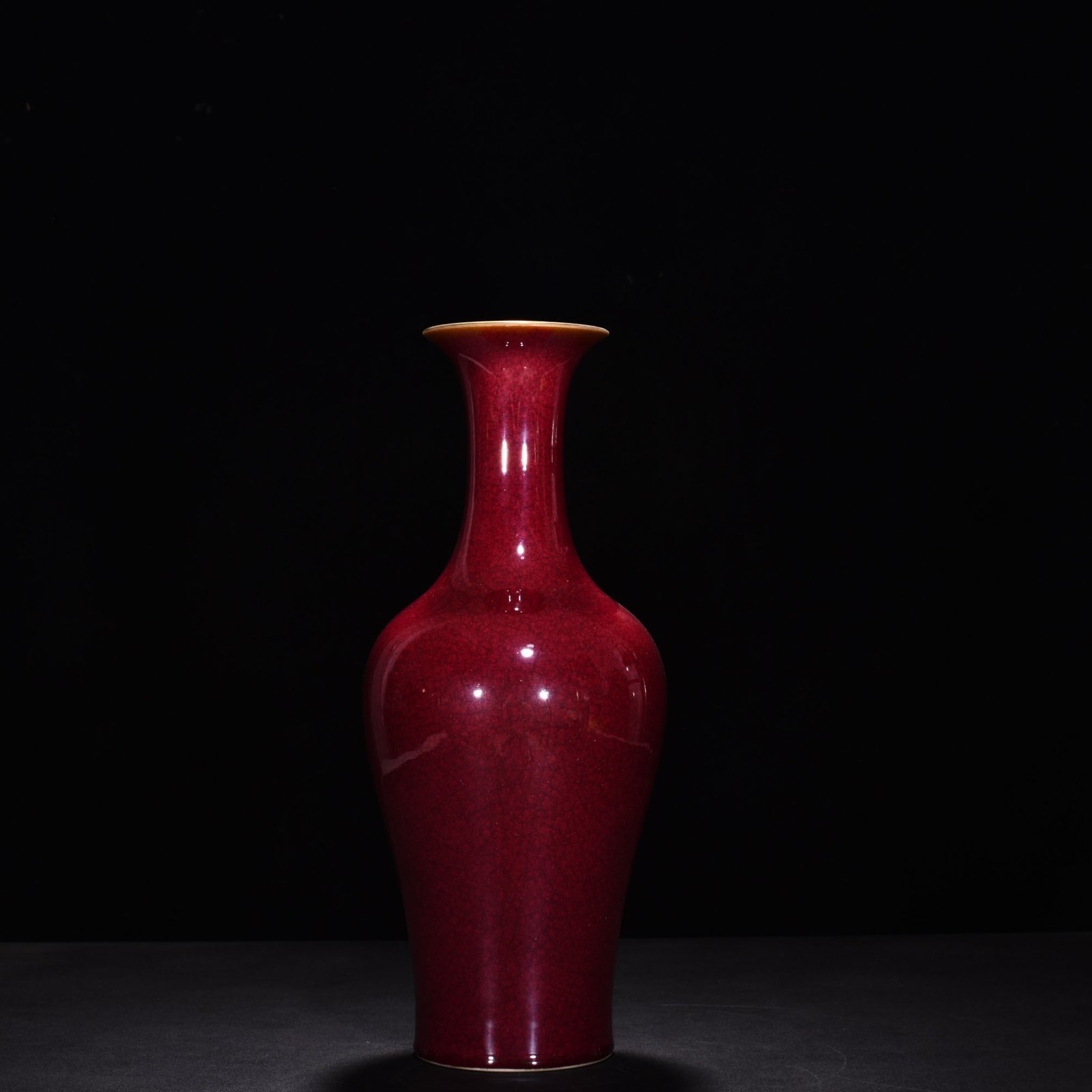 Qing Dynasty Yongzheng ruby ​​red glaze ice cracked fishtail bottle