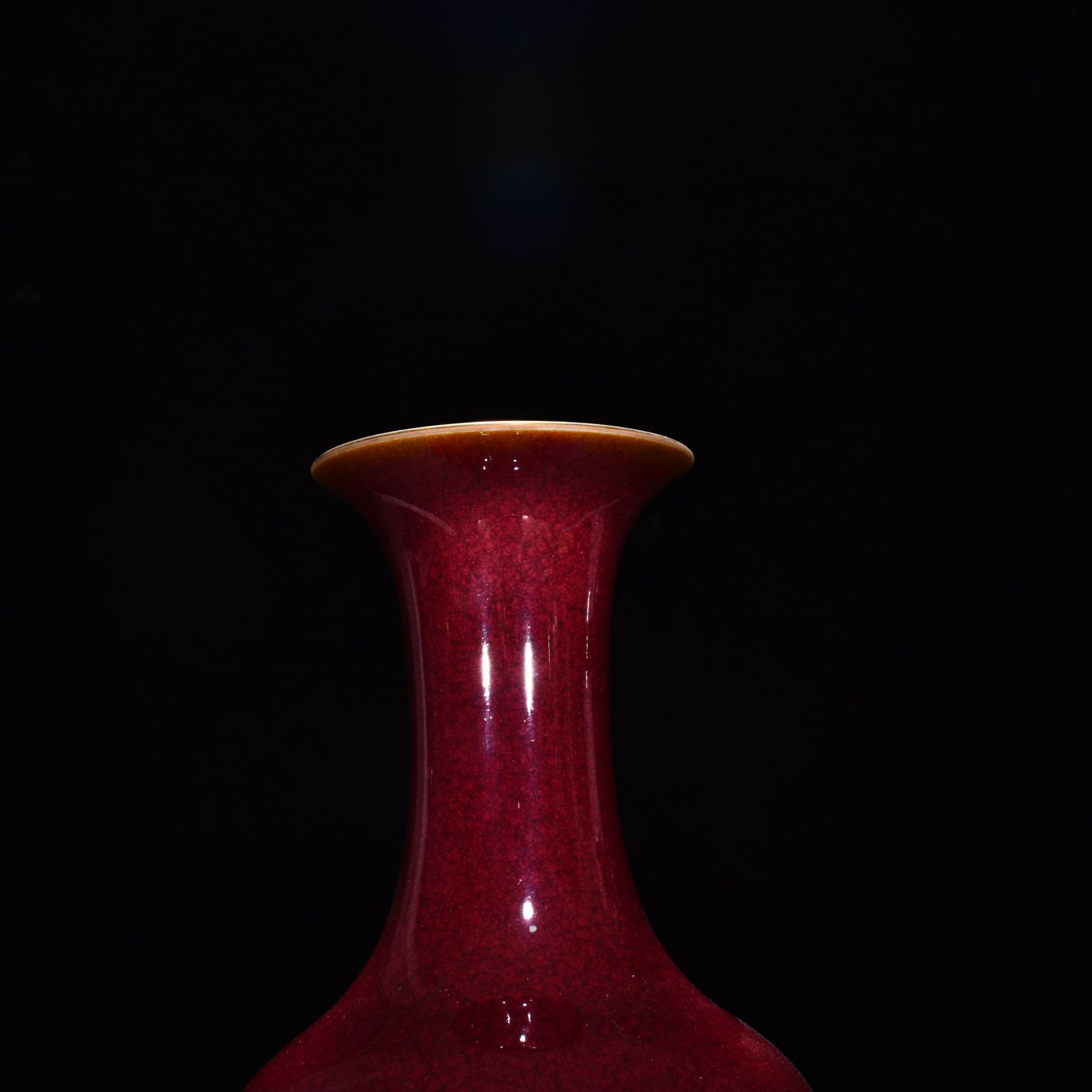 Qing Dynasty Yongzheng ruby ​​red glaze ice cracked fishtail bottle
