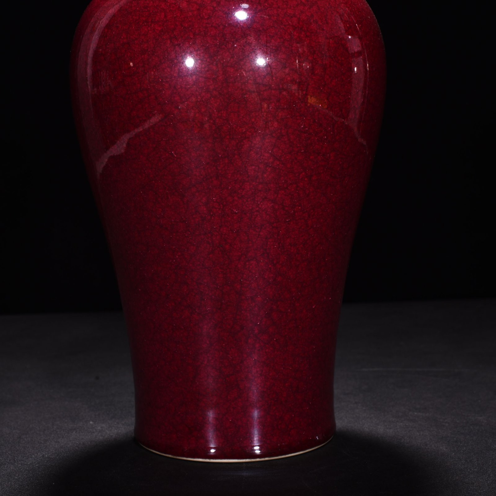Qing Dynasty Yongzheng ruby ​​red glaze ice cracked fishtail bottle