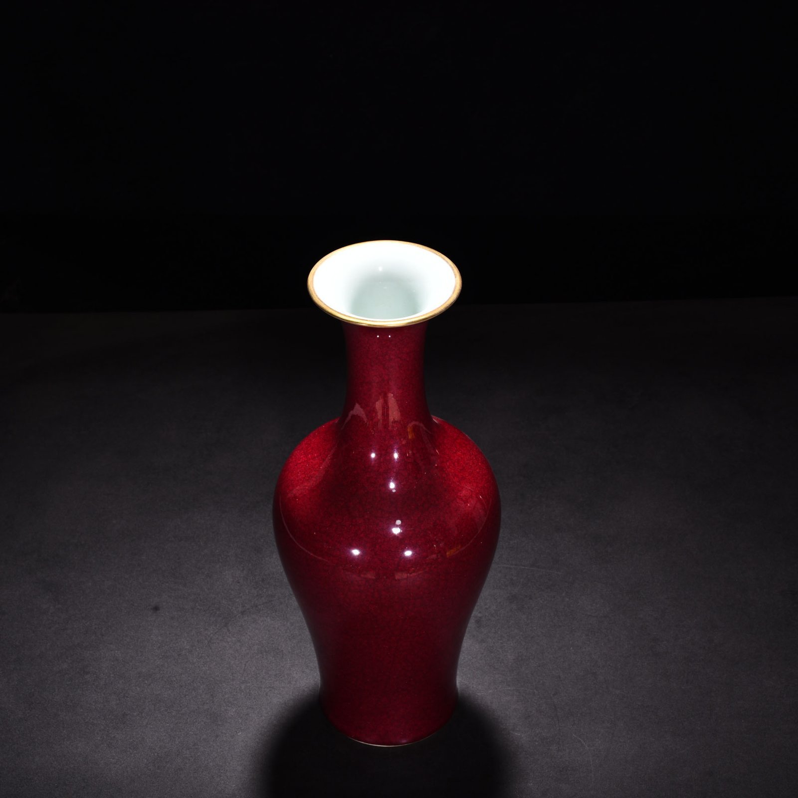 Qing Dynasty Yongzheng ruby ​​red glaze ice cracked fishtail bottle