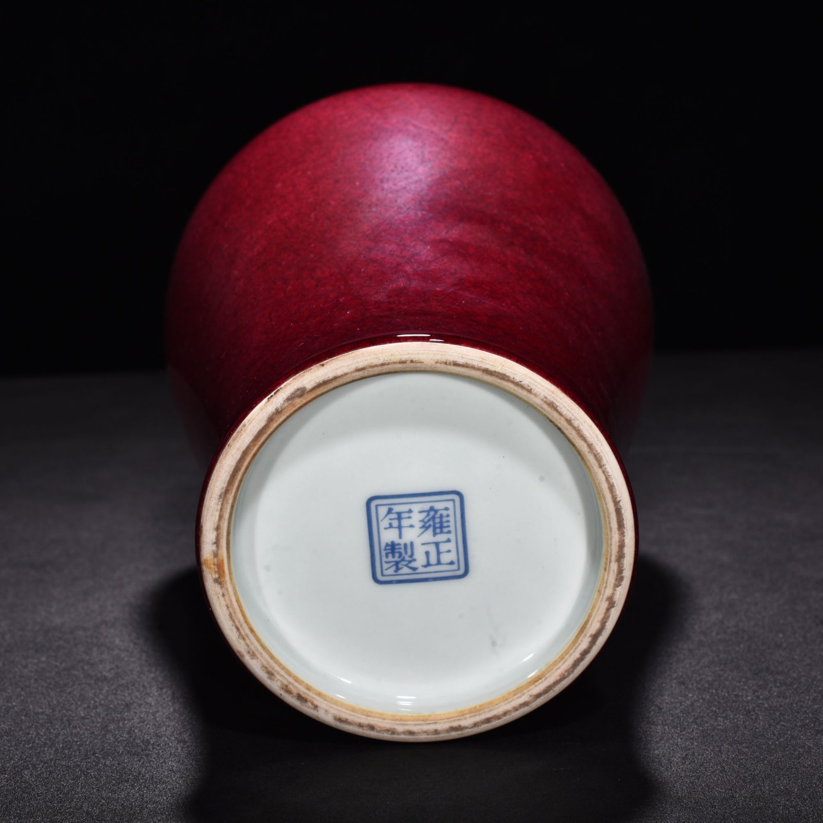 Qing Dynasty Yongzheng ruby ​​red glaze ice cracked fishtail bottle