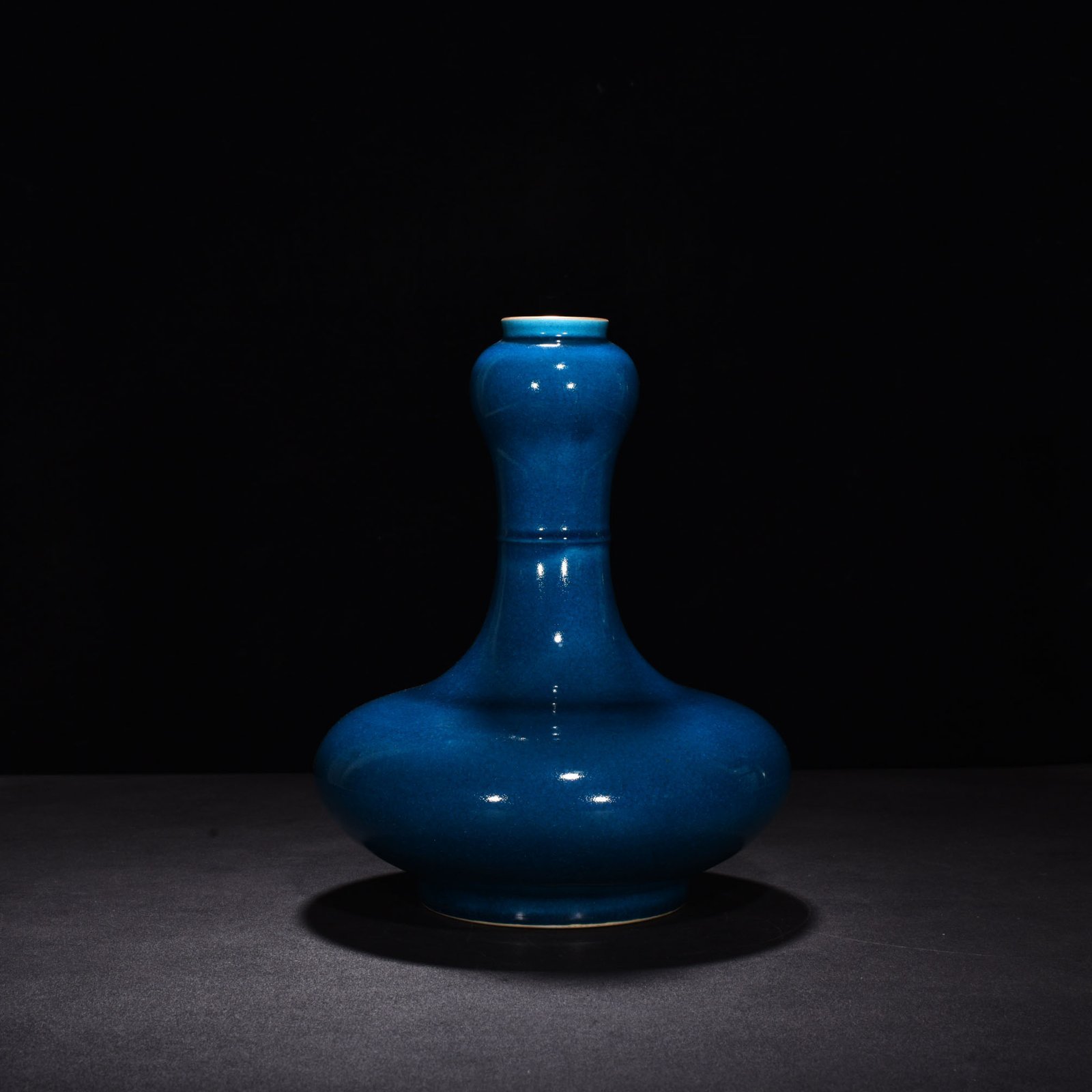 Qing Dynasty Yongzheng sapphire blue glaze ice cracked garlic bottle