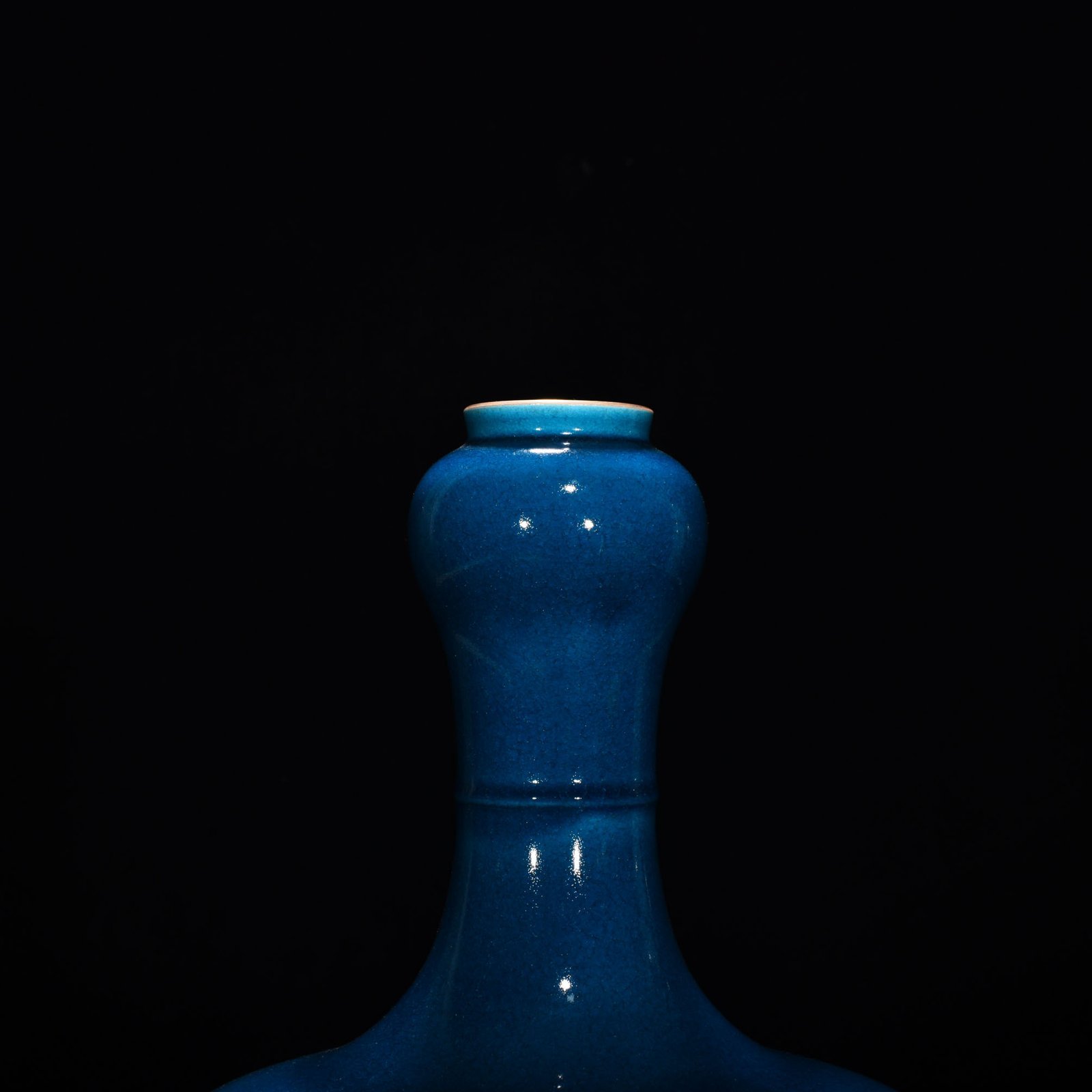 Qing Dynasty Yongzheng sapphire blue glaze ice cracked garlic bottle