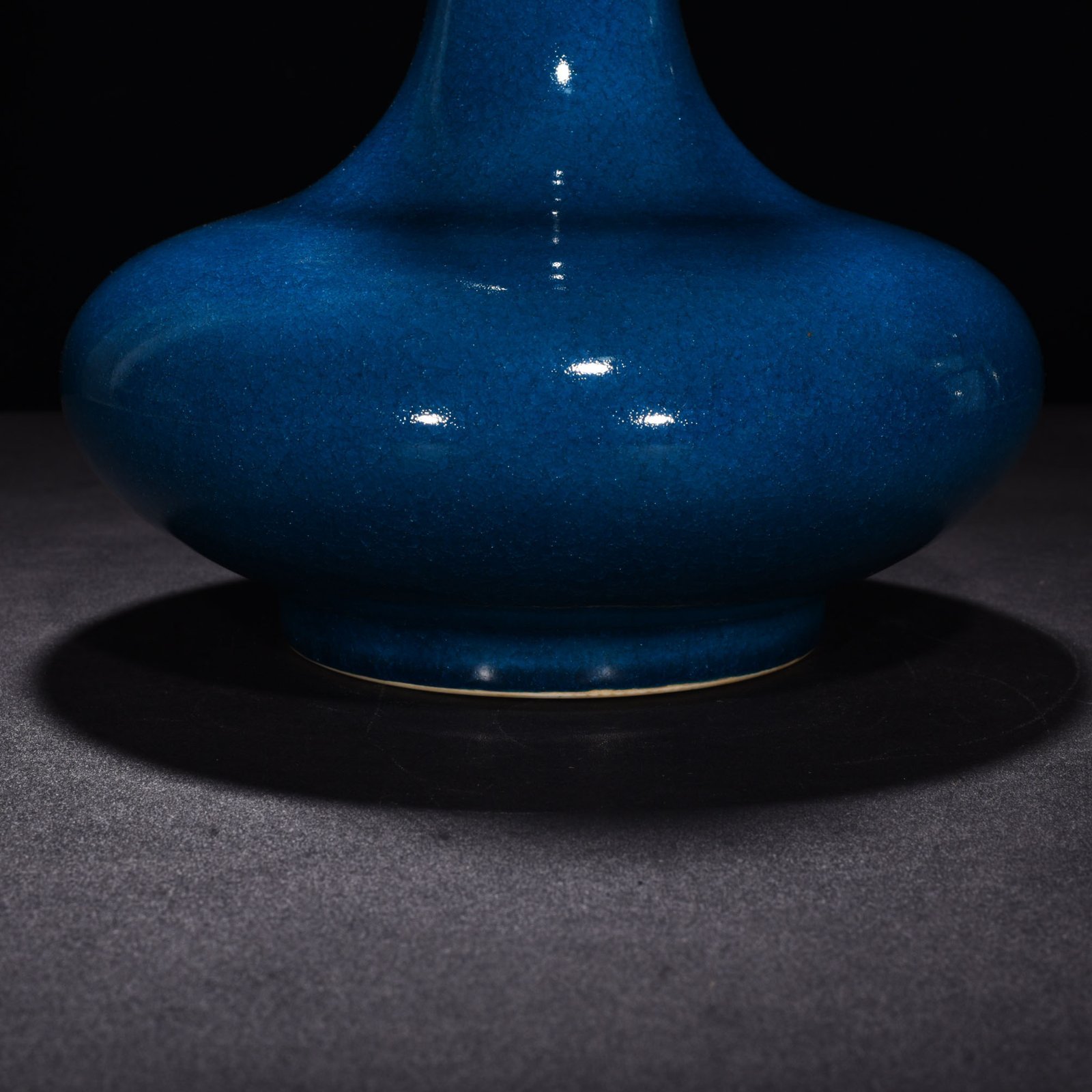 Qing Dynasty Yongzheng sapphire blue glaze ice cracked garlic bottle