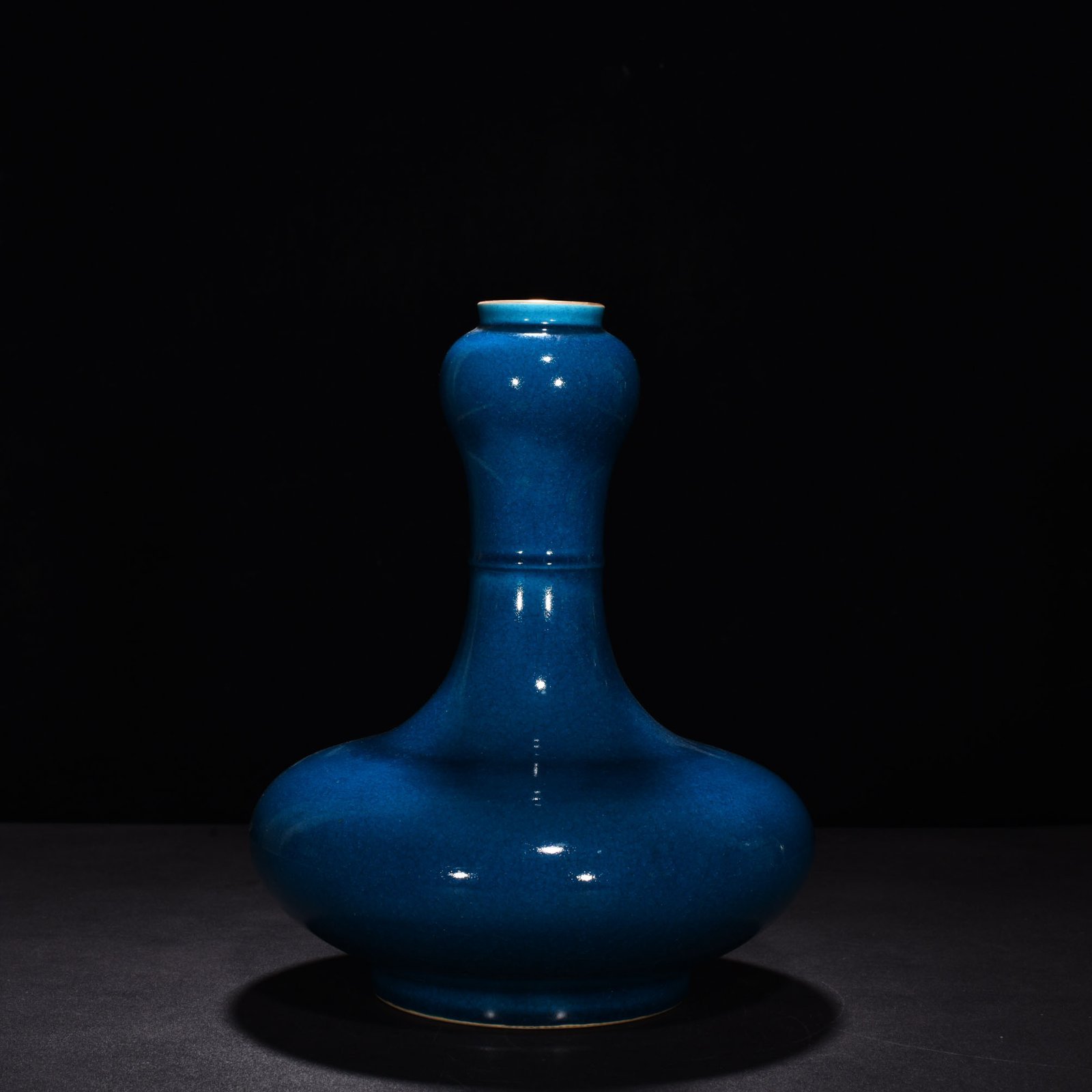 Qing Dynasty Yongzheng sapphire blue glaze ice cracked garlic bottle