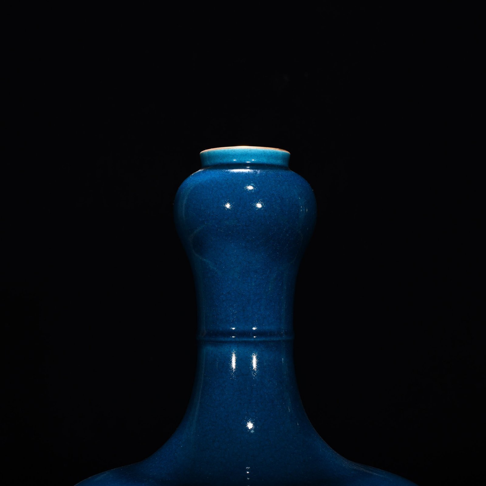 Qing Dynasty Yongzheng sapphire blue glaze ice cracked garlic bottle