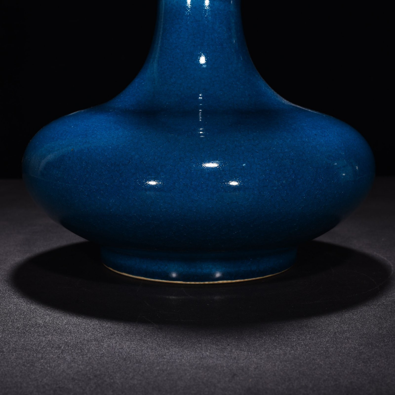 Qing Dynasty Yongzheng sapphire blue glaze ice cracked garlic bottle