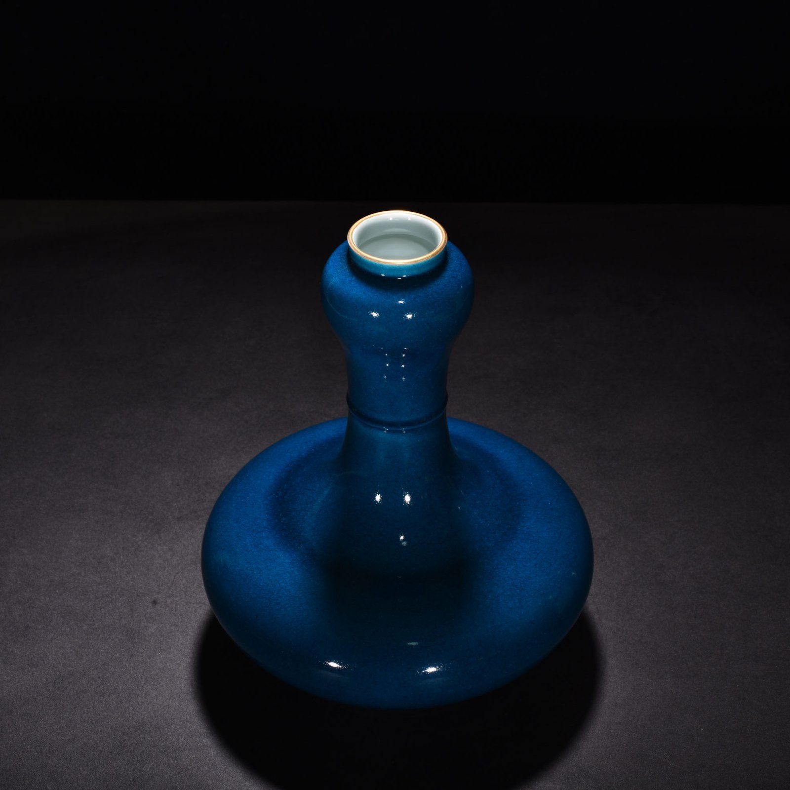 Qing Dynasty Yongzheng sapphire blue glaze ice cracked garlic bottle
