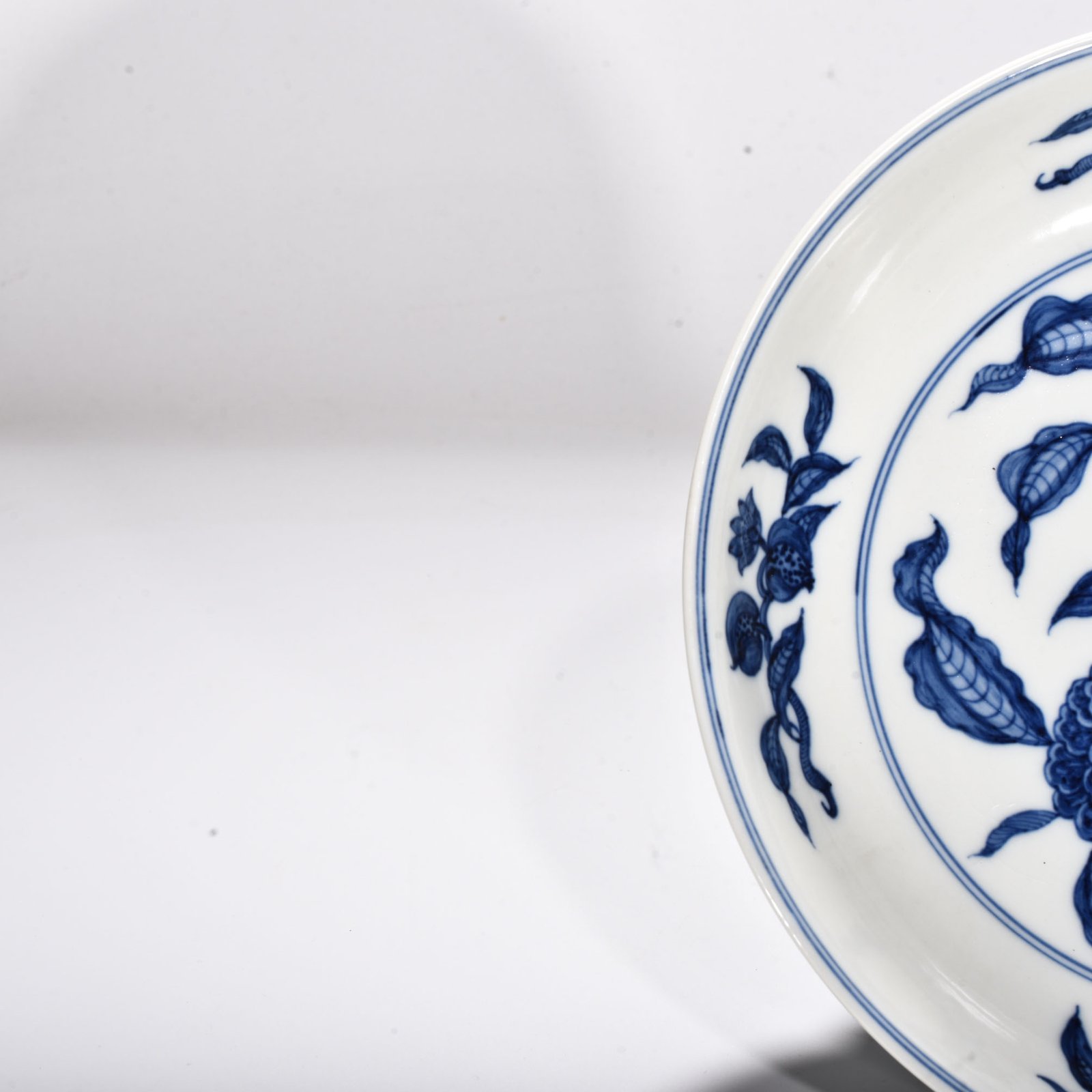 Qing Dynasty Yongzheng broken branch flower and fruit plate